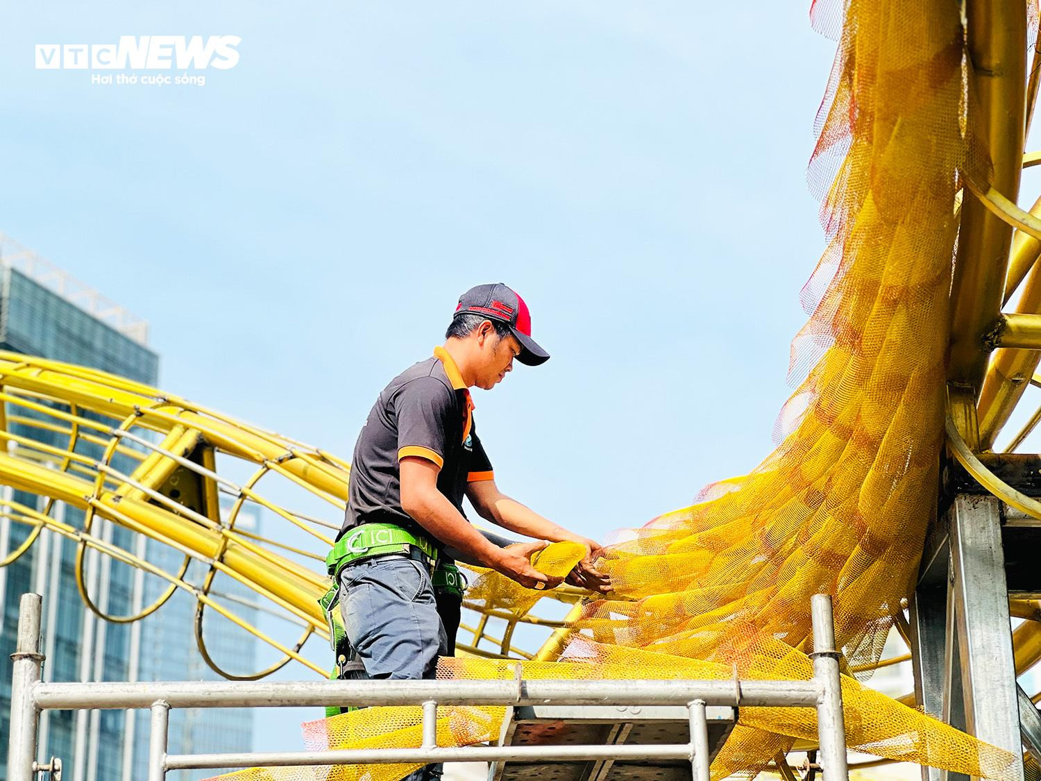 TP.HCM: Cận cảnh linh vật rồng 'Lưỡng Long triều liên' ở đường hoa Nguyễn Huệ - 9