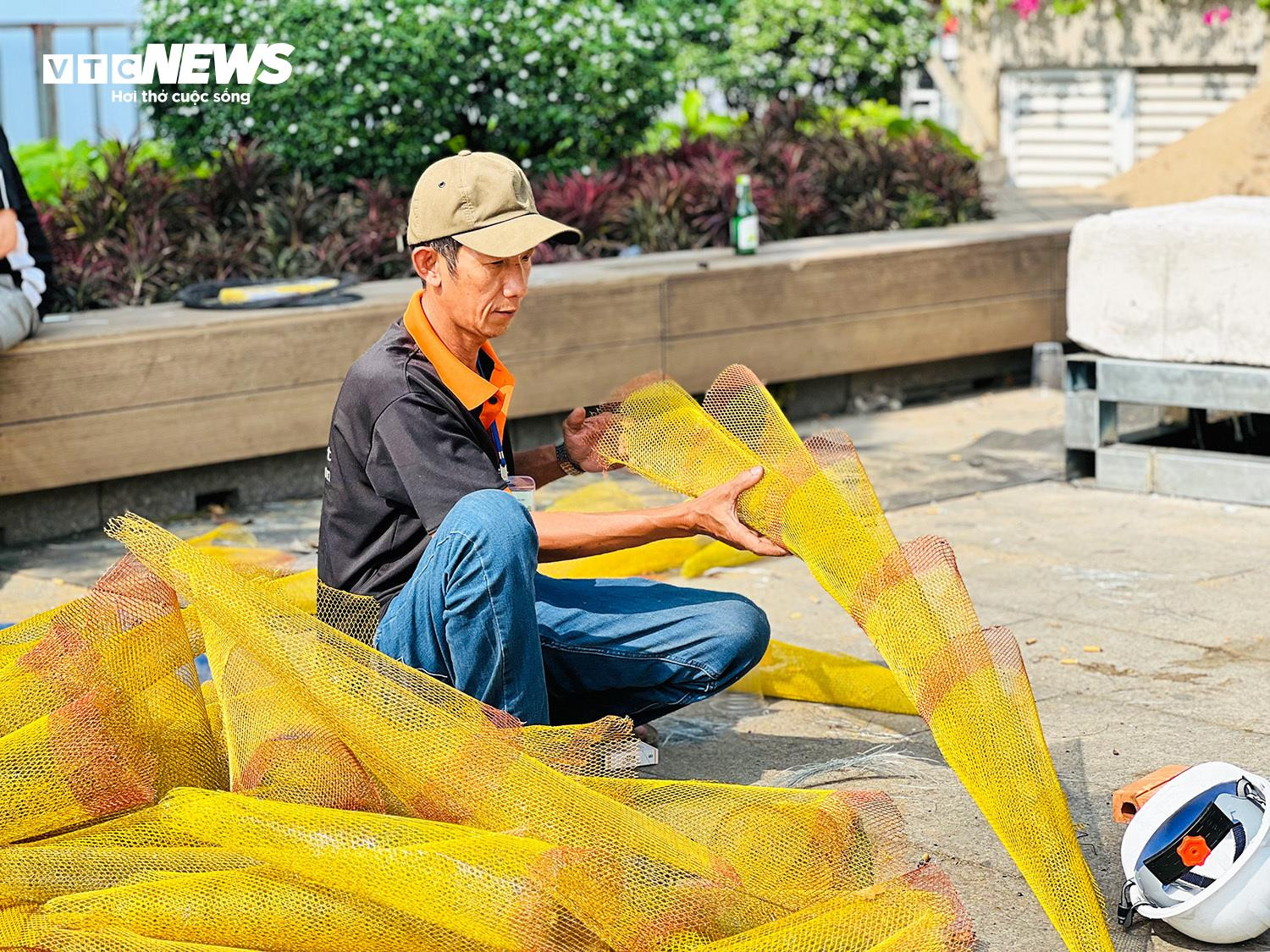 TP.HCM: Cận cảnh linh vật rồng 'Lưỡng Long triều liên' ở đường hoa Nguyễn Huệ - 10