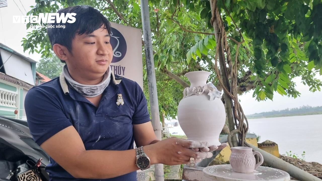 Hai vợ chồng trẻ 'khoác áo mới' cho sản phẩm gốm trứ danh xứ Quảng - 4