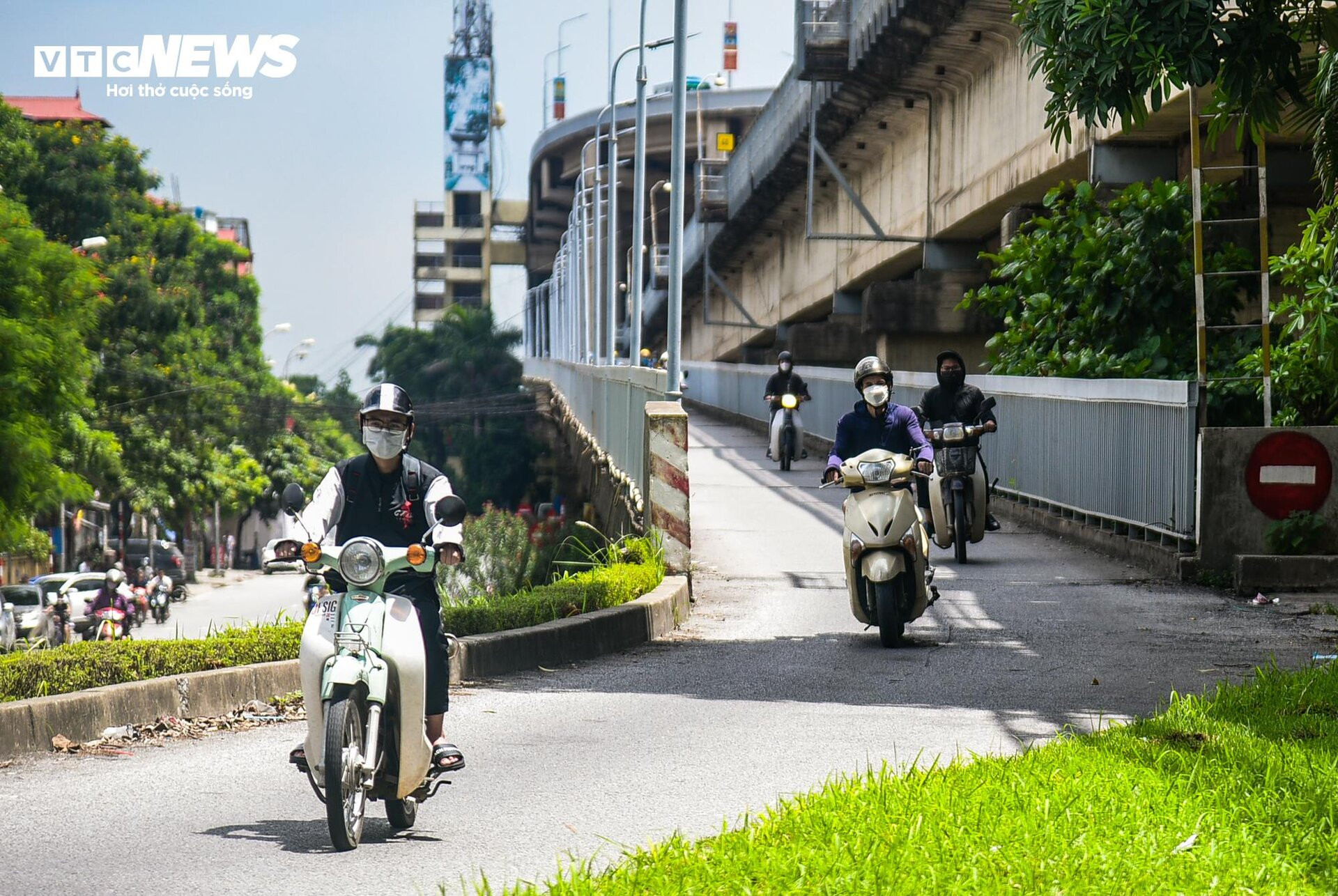 Cầu Thăng Long gần 40 năm tuổi bắc qua sông Hồng nhìn từ flycam - 13