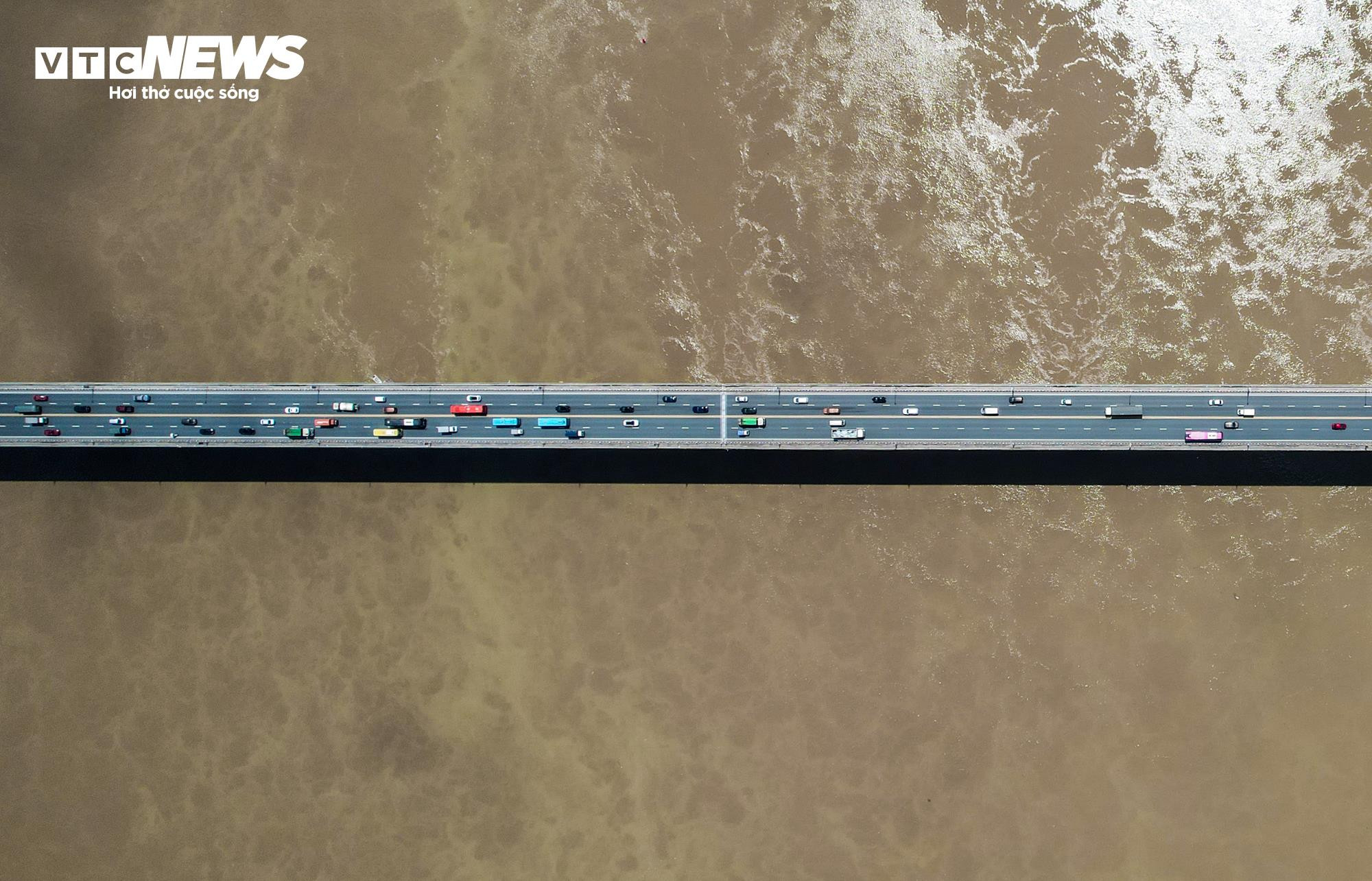 Cầu Thăng Long gần 40 năm tuổi bắc qua sông Hồng nhìn từ flycam - 9