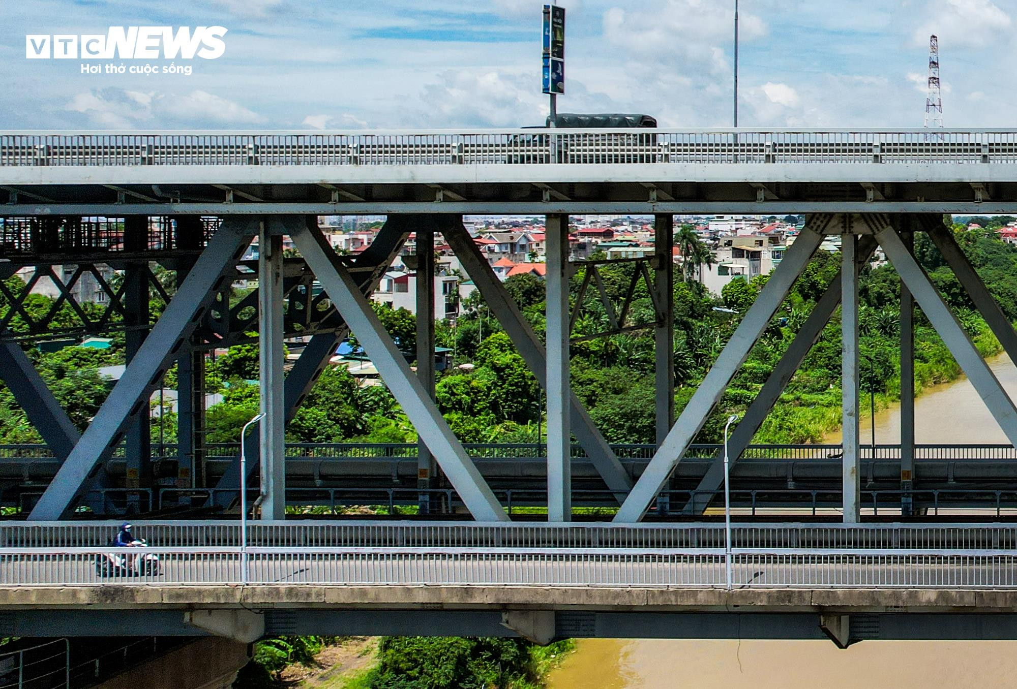 Cầu Thăng Long gần 40 năm tuổi bắc qua sông Hồng nhìn từ flycam - 15