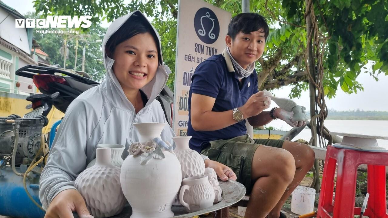 Hai vợ chồng trẻ 'khoác áo mới' cho sản phẩm gốm trứ danh xứ Quảng - 3