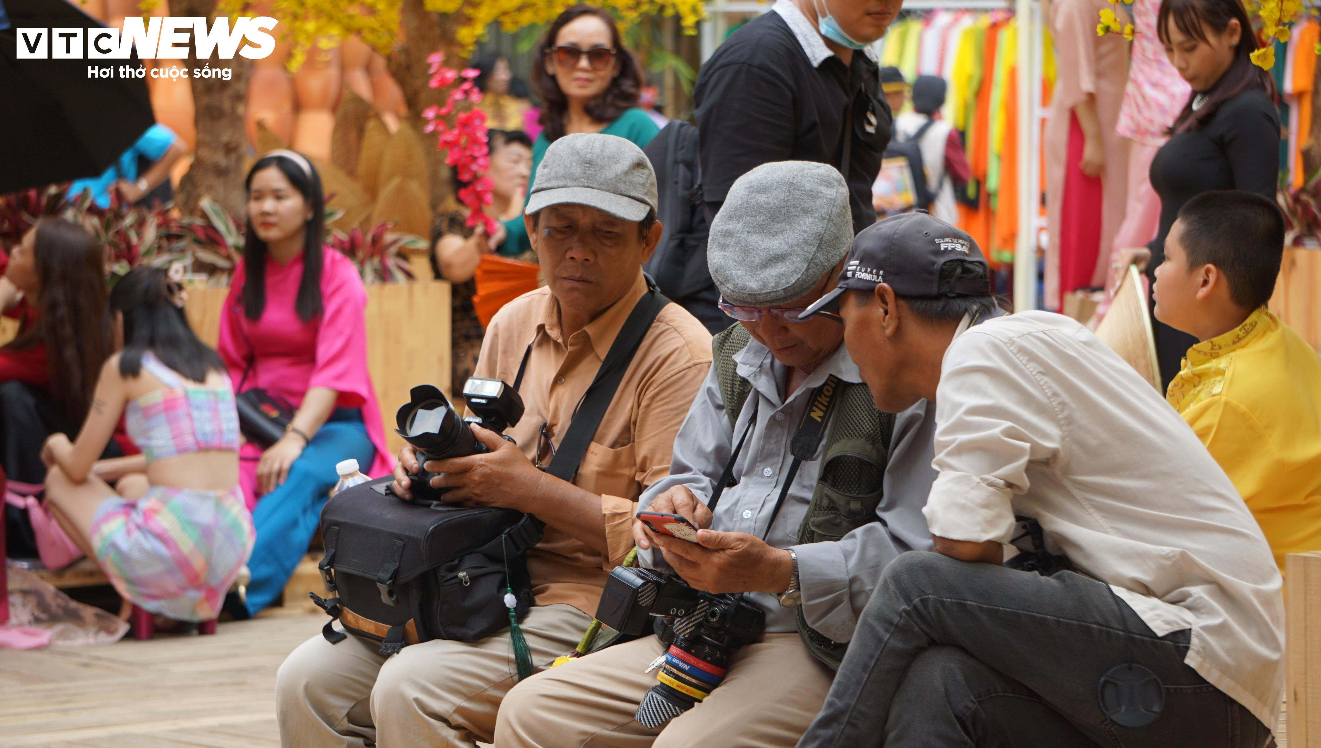 Chen chân chụp hình Tết tại Phố ông đồ TP.HCM - 8