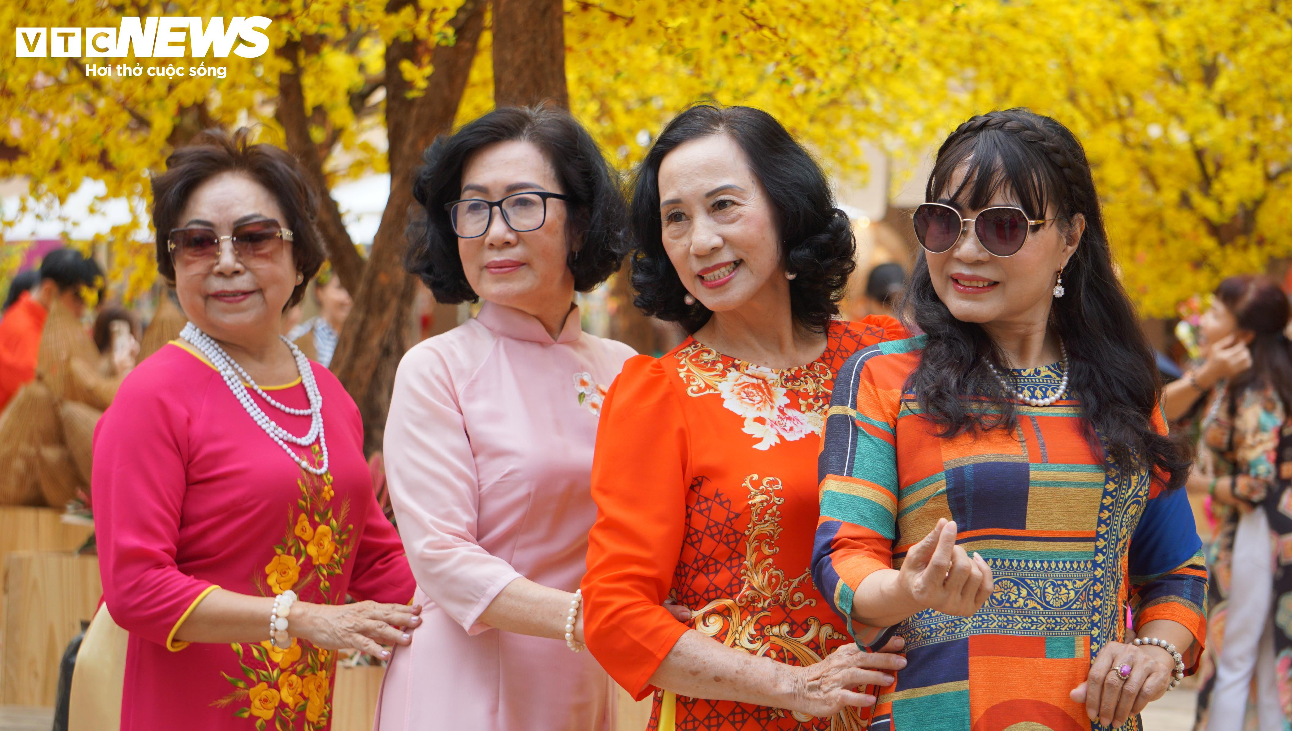 Chen chân chụp hình Tết tại Phố ông đồ TP.HCM - 3