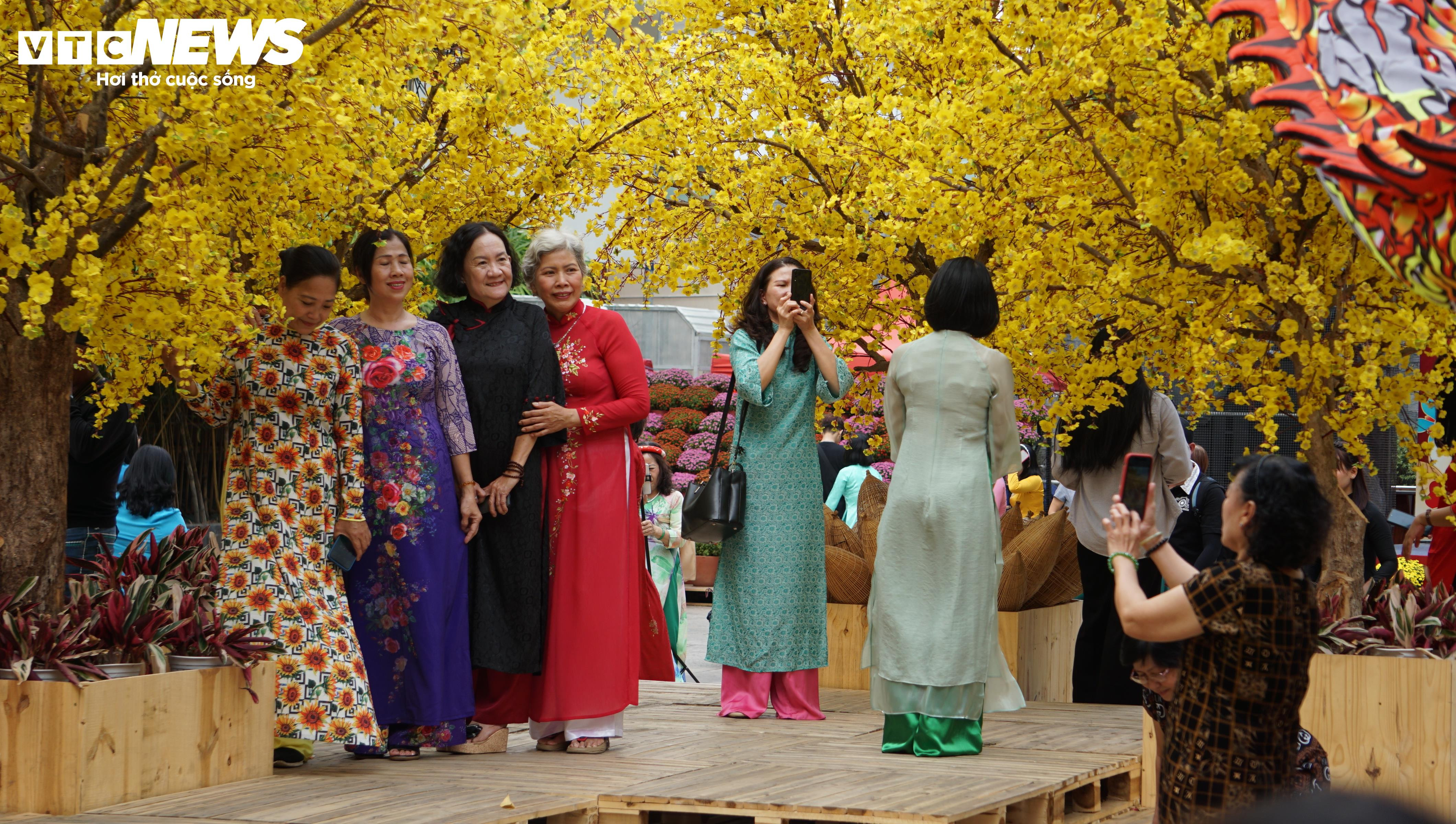 Chen chân chụp hình Tết tại Phố ông đồ TP.HCM - 1