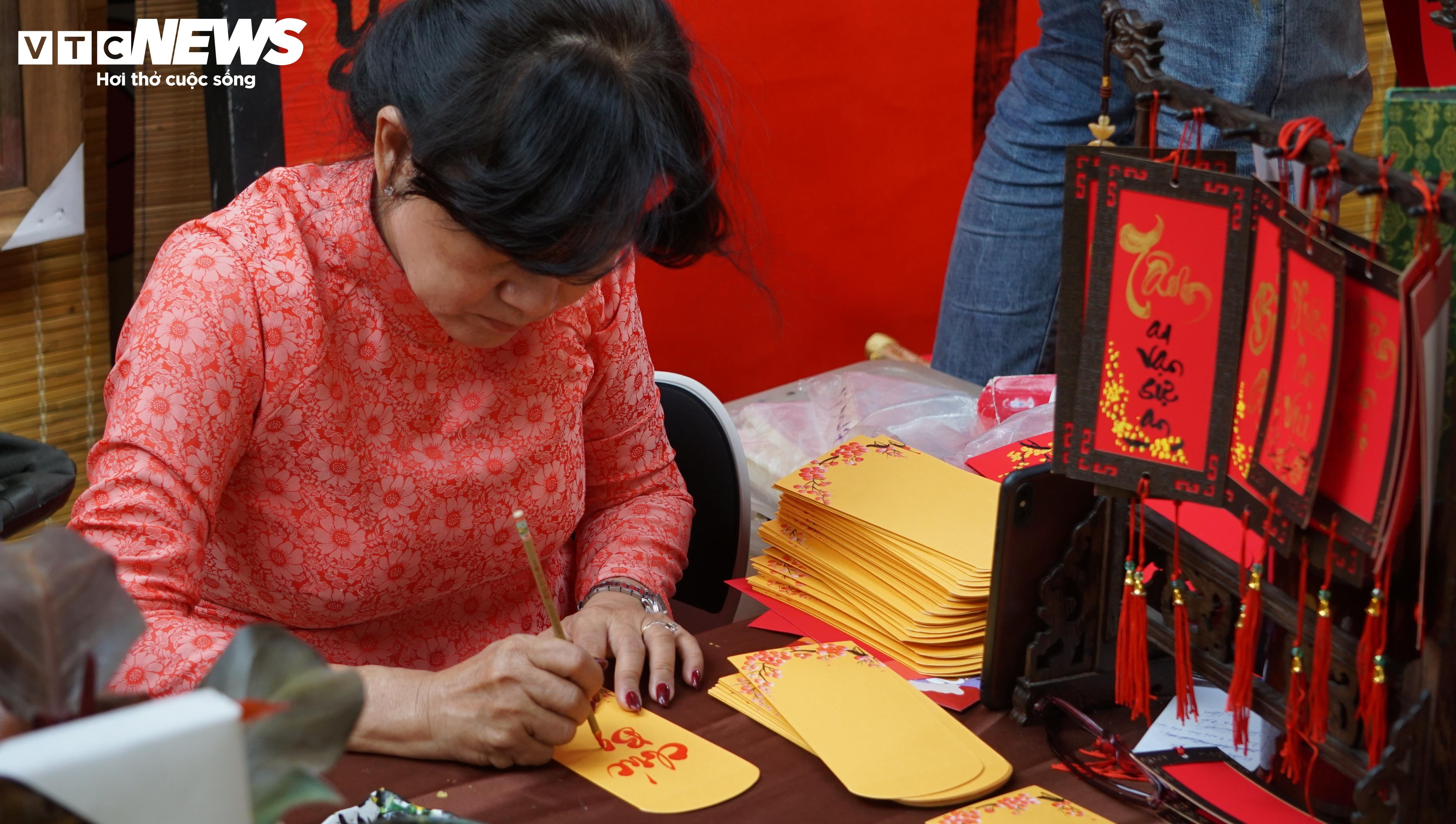 Chen chân chụp hình Tết tại Phố ông đồ TP.HCM - 9