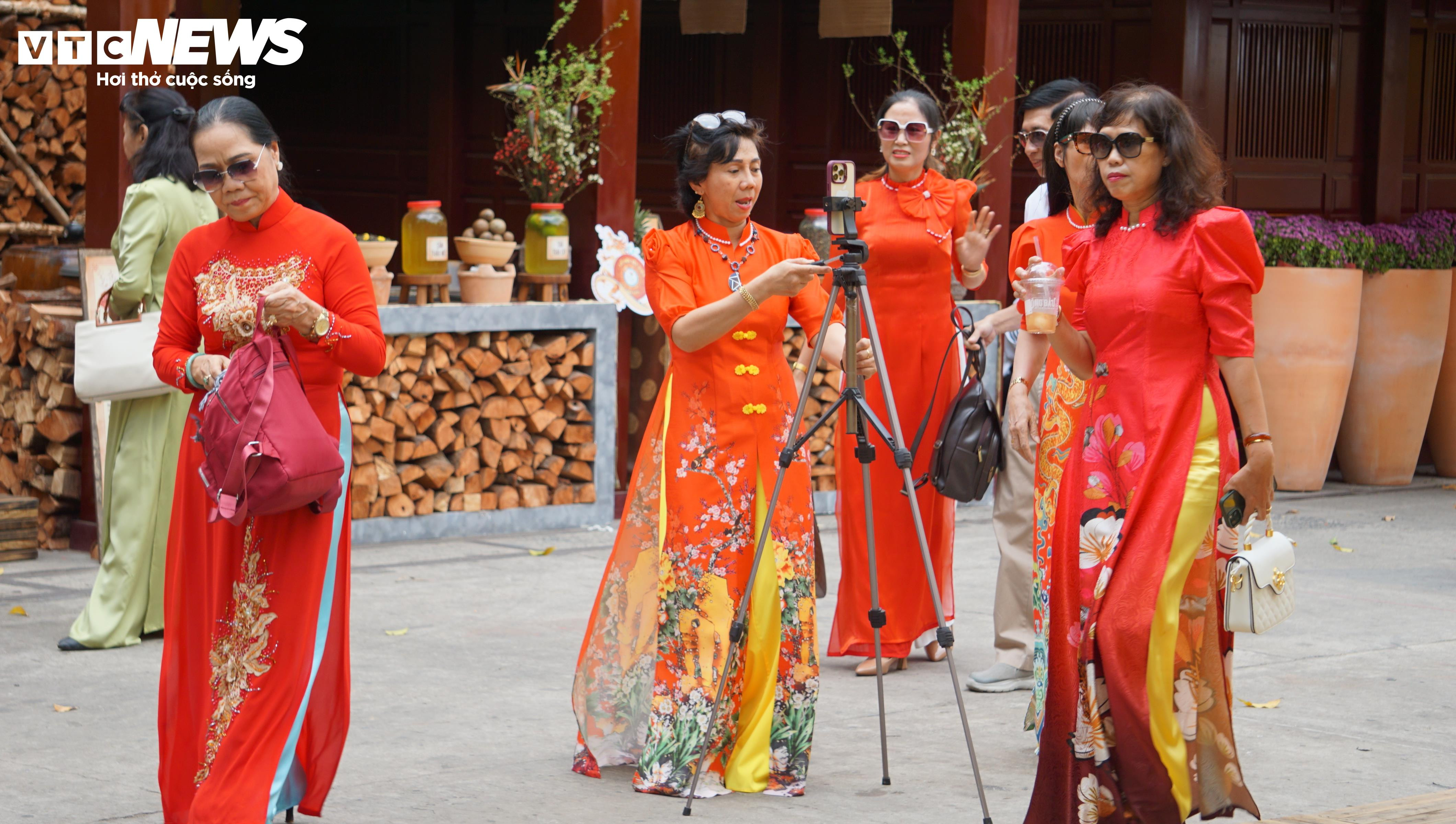 Chen chân chụp hình Tết tại Phố ông đồ TP.HCM - 6