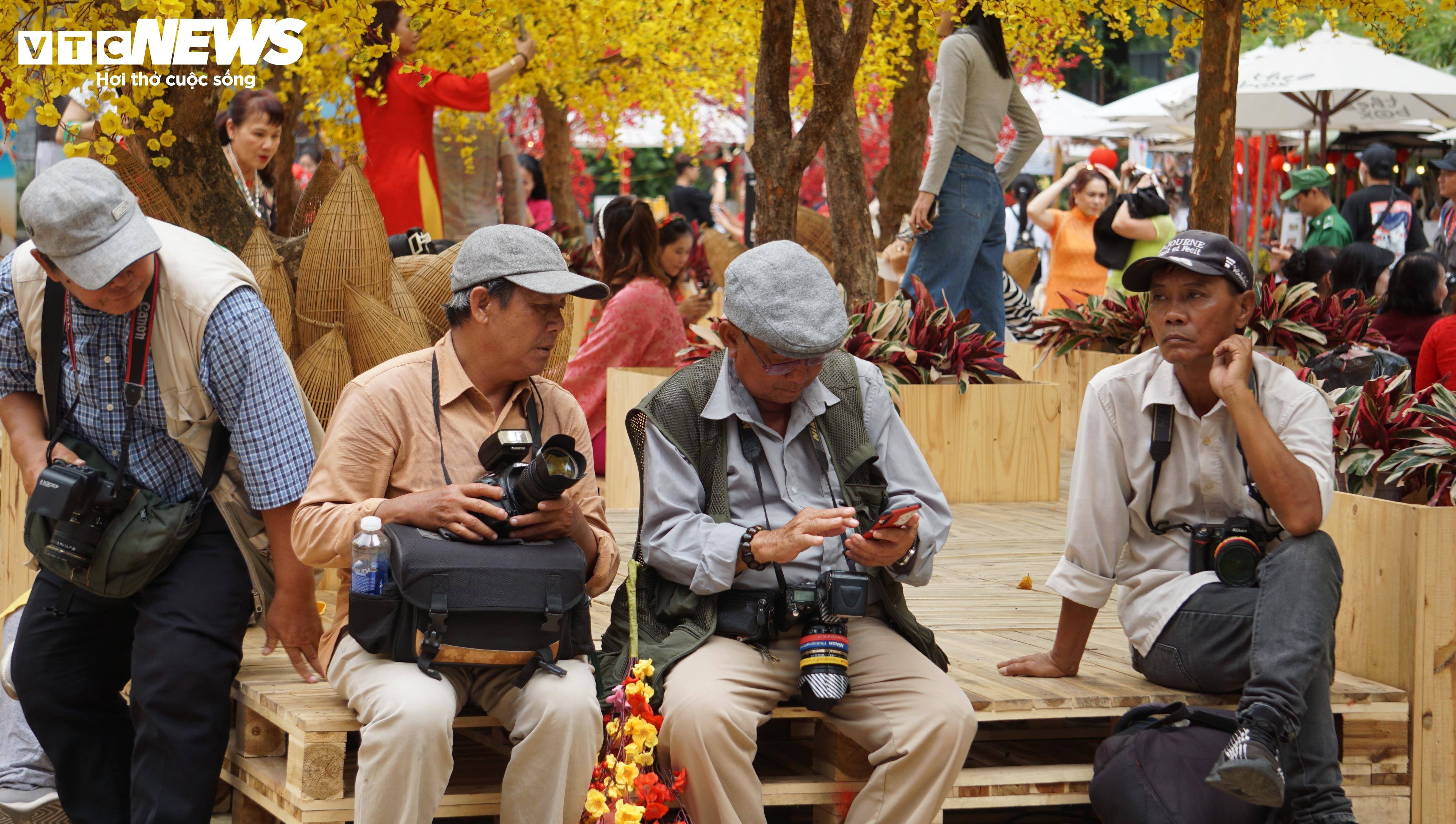 Chen chân chụp hình Tết tại Phố ông đồ TP.HCM - 7