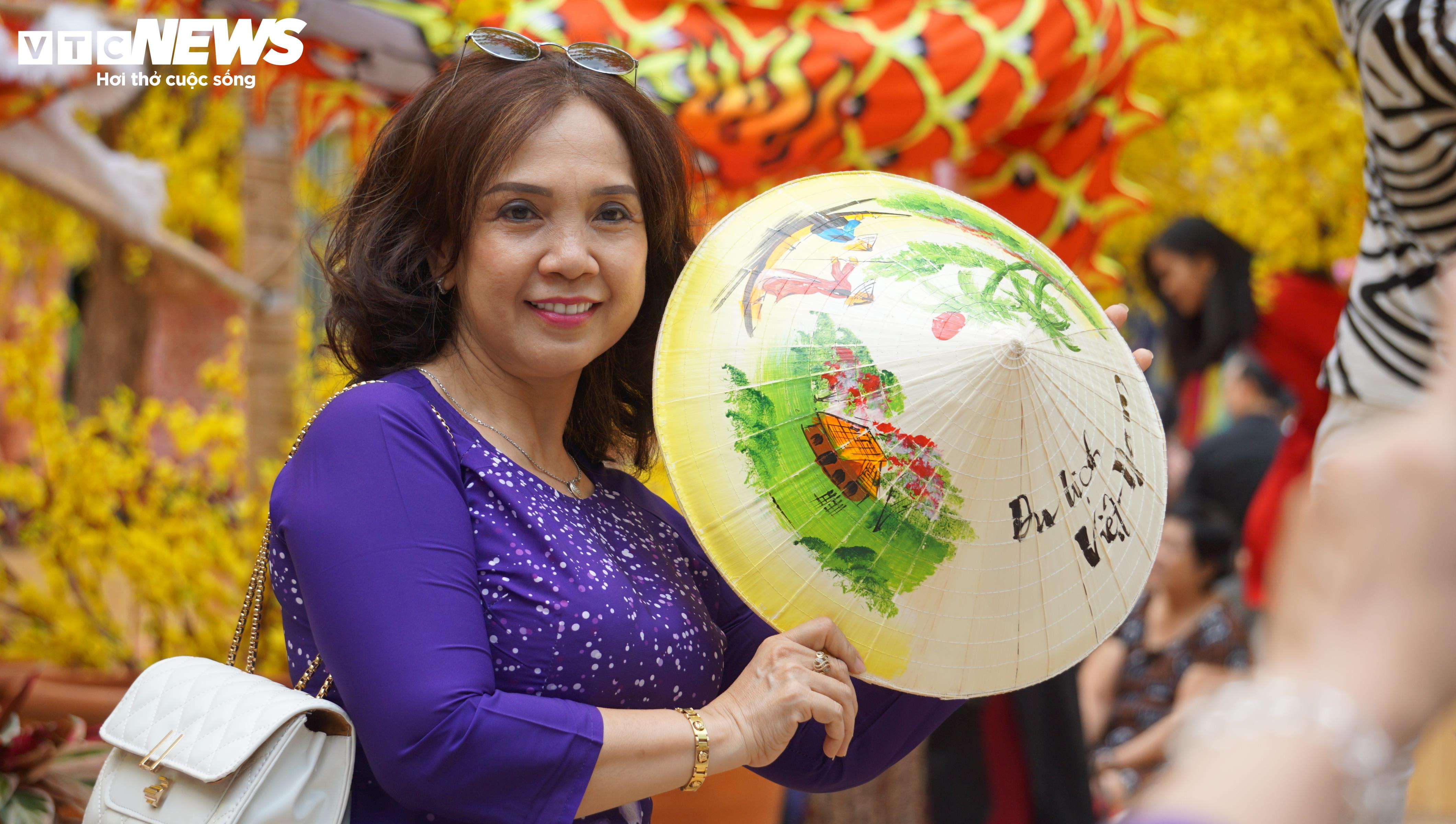 Chen chân chụp hình Tết tại Phố ông đồ TP.HCM - 4