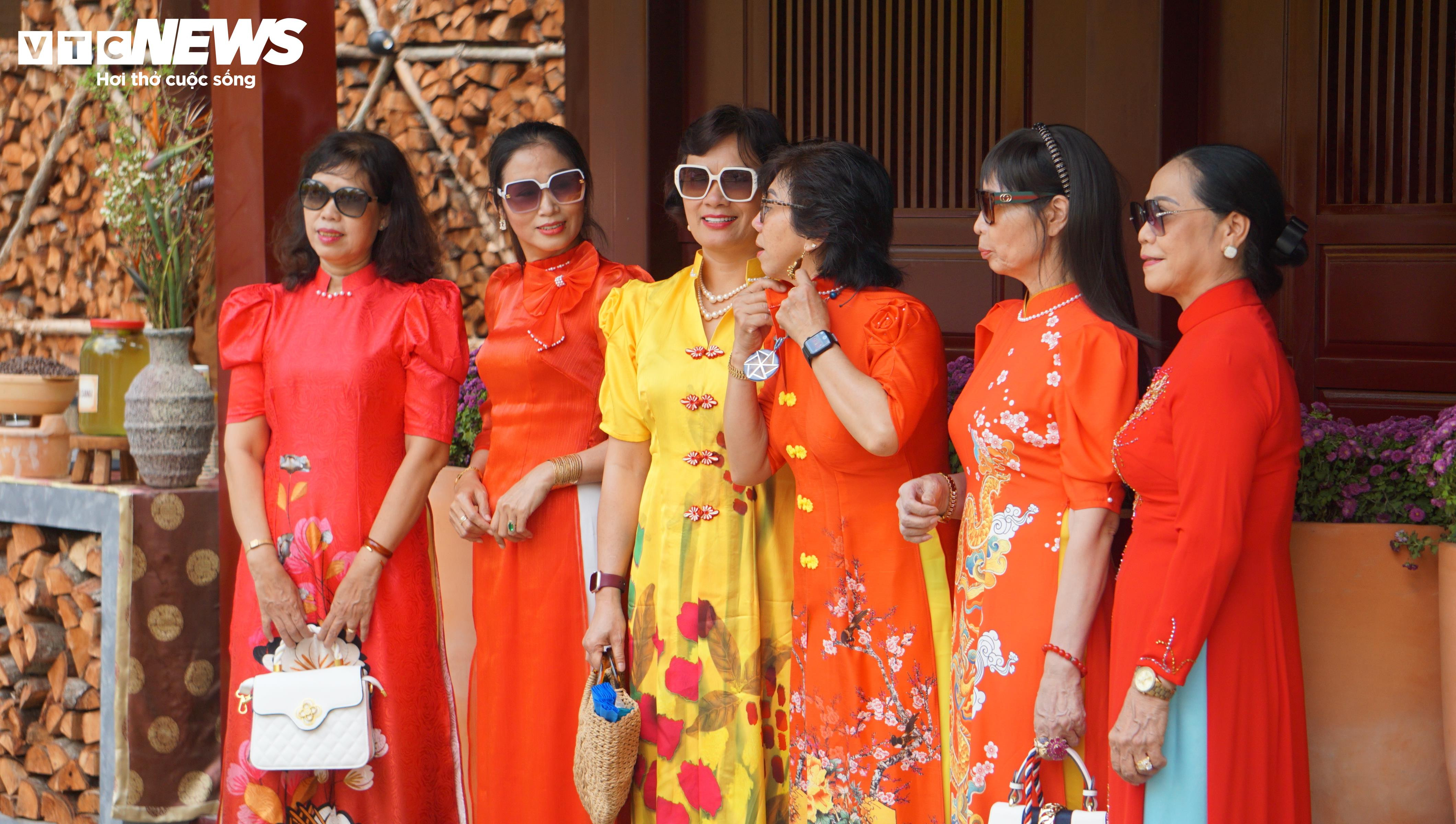 Chen chân chụp hình Tết tại Phố ông đồ TP.HCM - 2