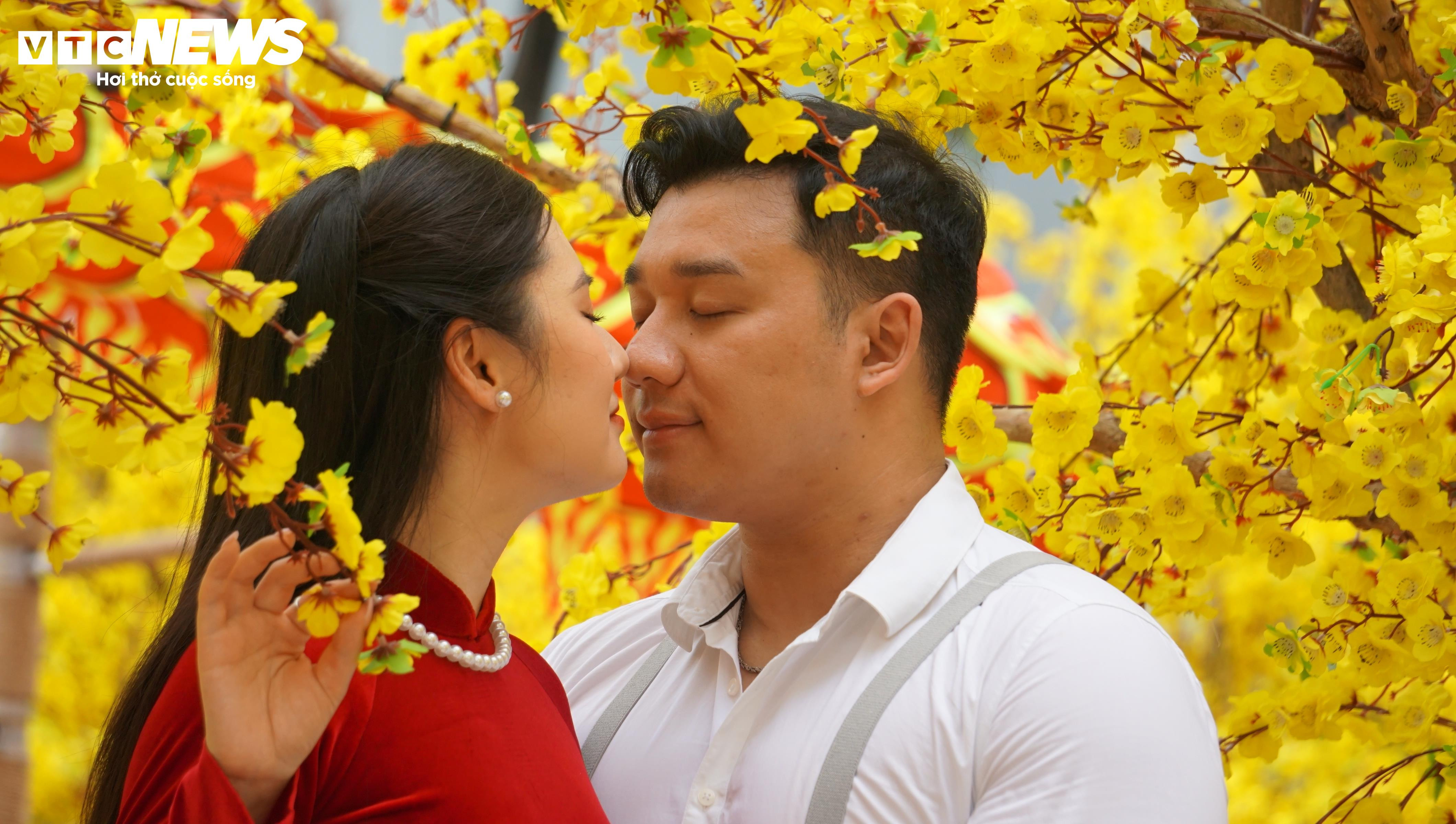 Chen chân chụp hình Tết tại Phố ông đồ TP.HCM - 5