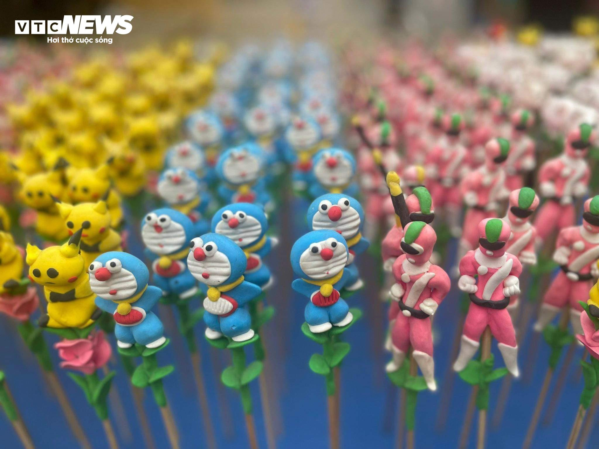 Chen chân chụp hình Tết tại Phố ông đồ TP.HCM - 11