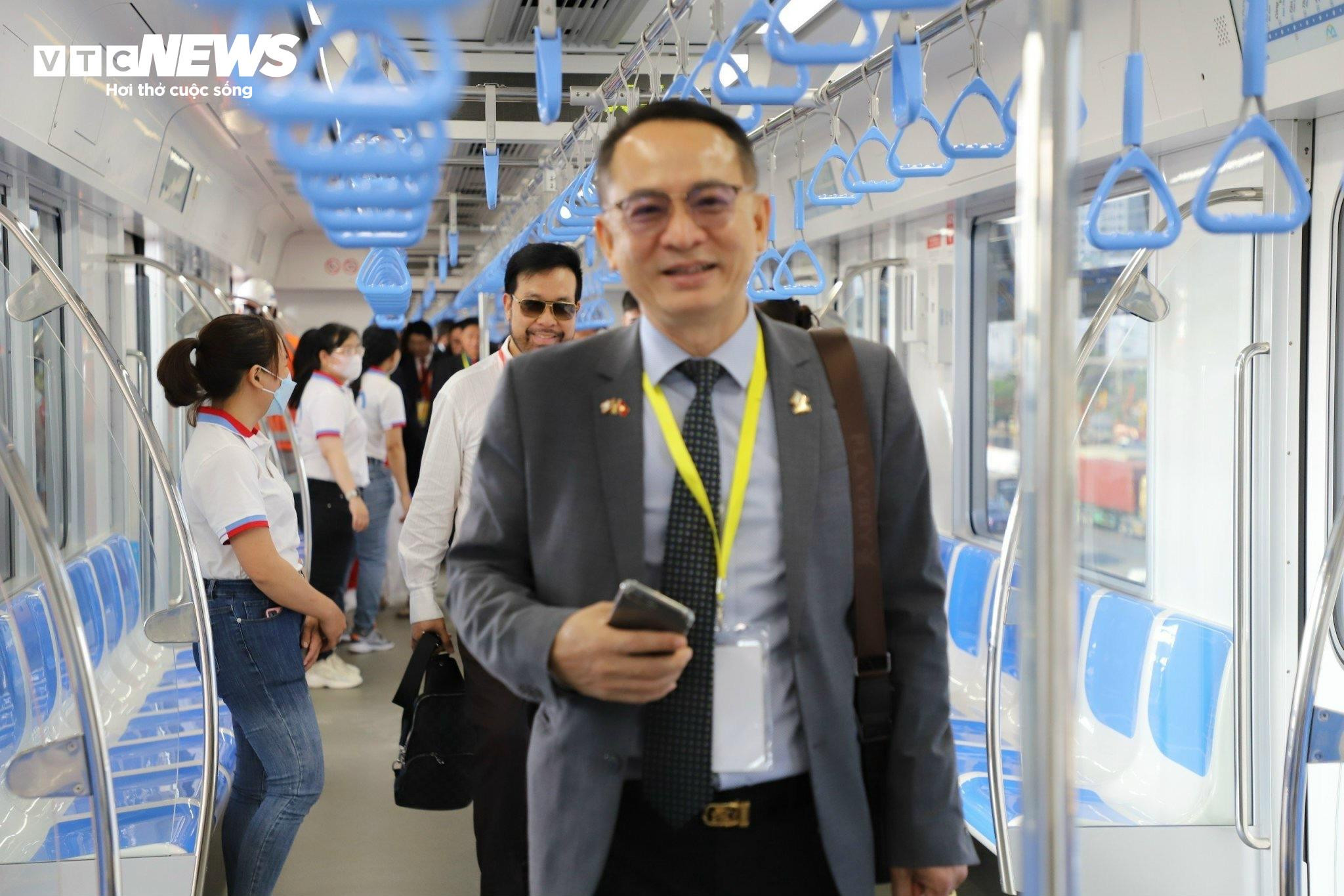 Hành khách ngắm nhìn TP.HCM trên chuyến tàu đặc biệt ngày cận Tết - 9