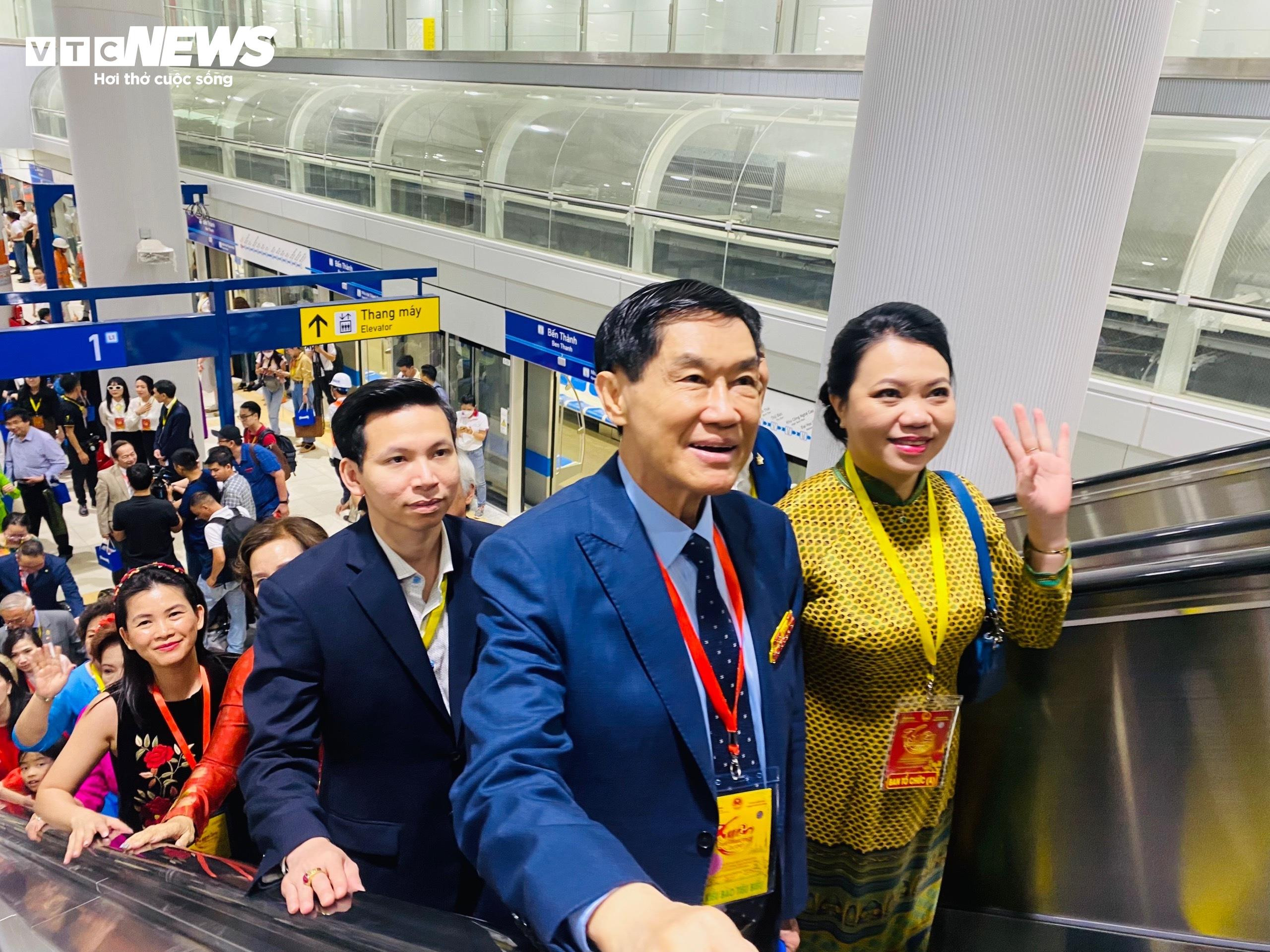 Hành khách ngắm nhìn TP.HCM trên chuyến tàu đặc biệt ngày cận Tết - 2