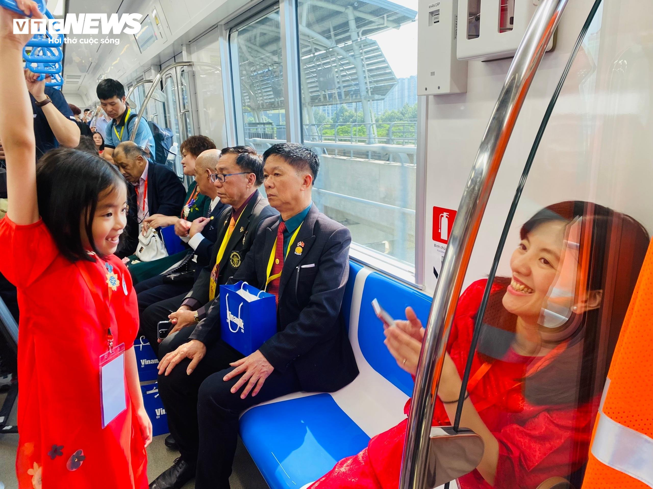 Hành khách ngắm nhìn TP.HCM trên chuyến tàu đặc biệt ngày cận Tết - 6