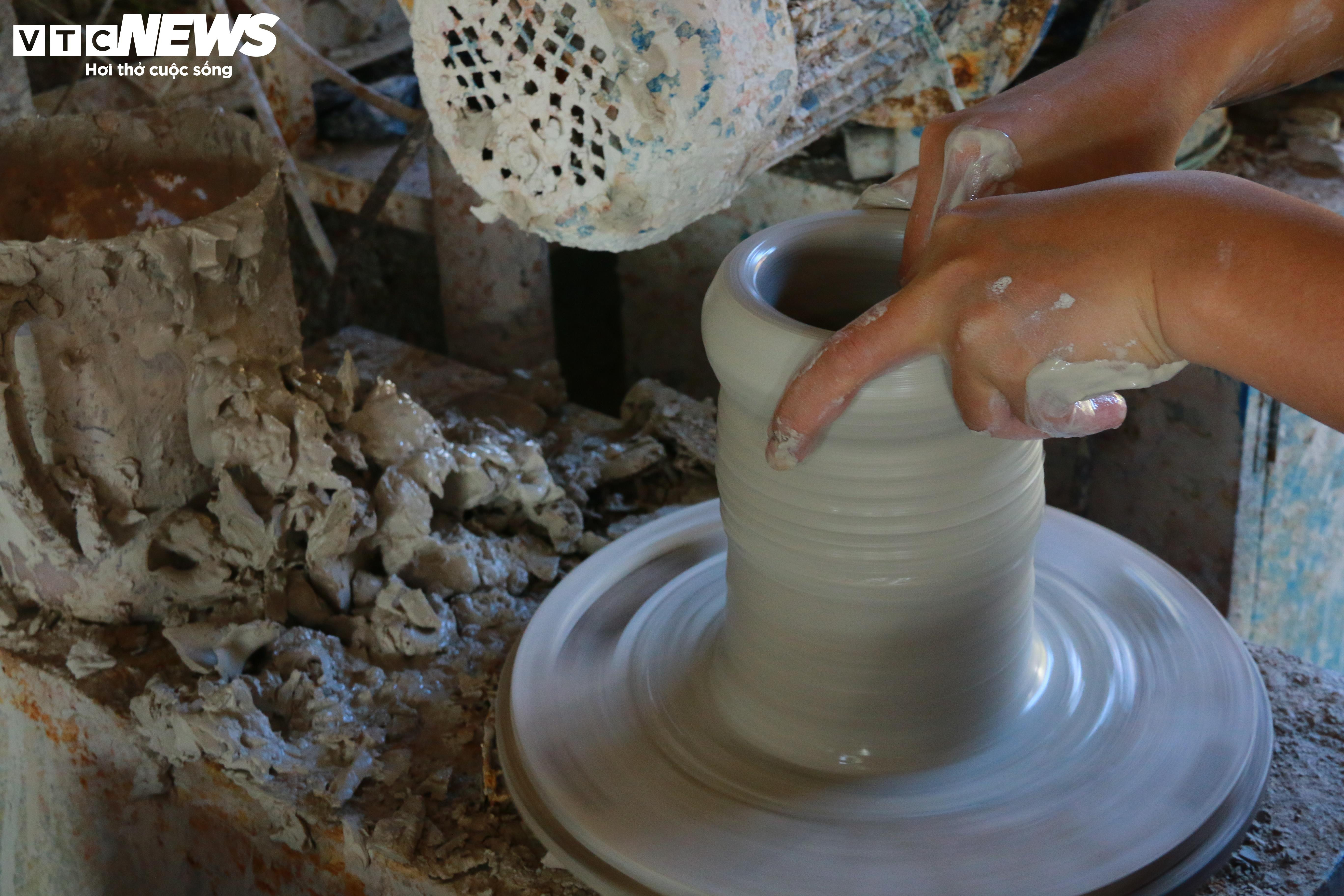 Hai vợ chồng trẻ 'khoác áo mới' cho sản phẩm gốm trứ danh xứ Quảng - 6