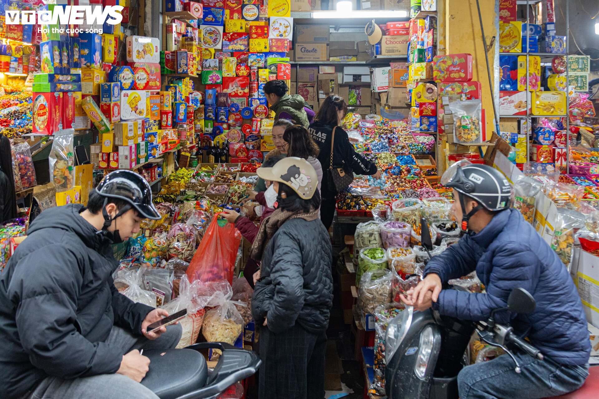 Người dân đổ xô sắm Tết, 'thủ phủ' bánh kẹo ở Hà Nội 'thất thủ' - 4