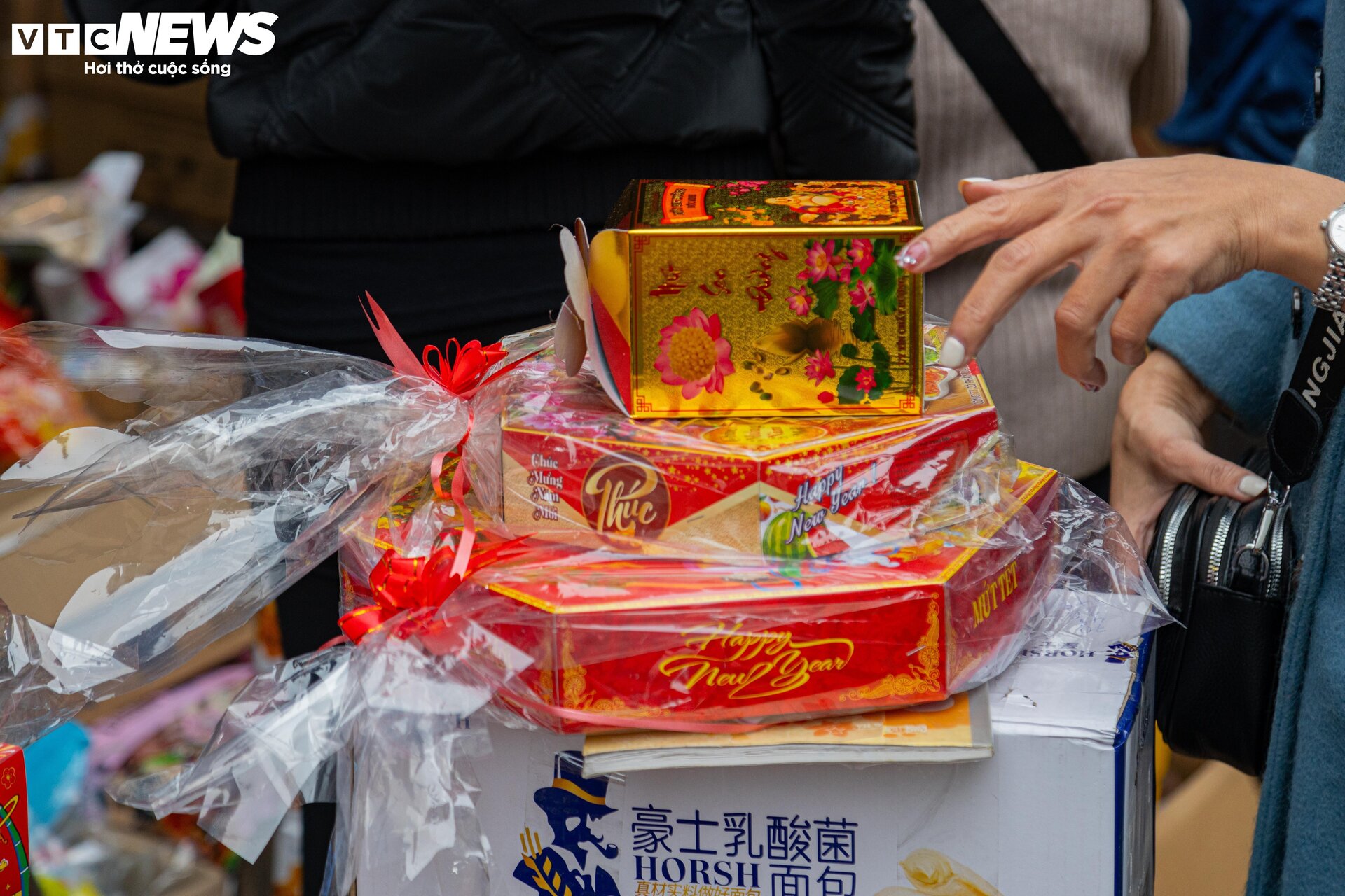 Người dân đổ xô sắm Tết, 'thủ phủ' bánh kẹo ở Hà Nội 'thất thủ' - 9