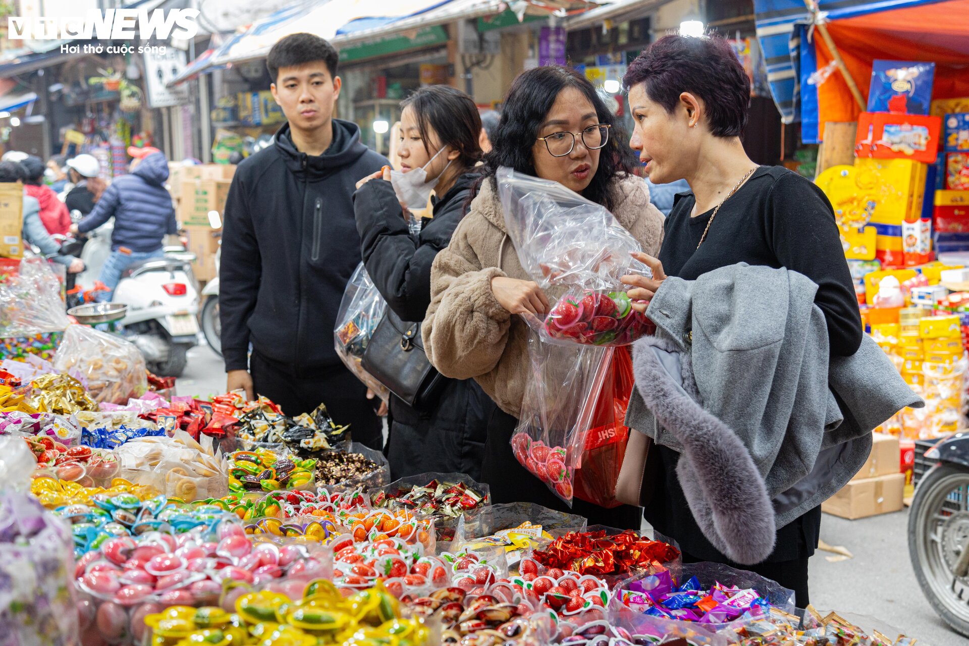Người dân đổ xô sắm Tết, 'thủ phủ' bánh kẹo ở Hà Nội 'thất thủ' - 7