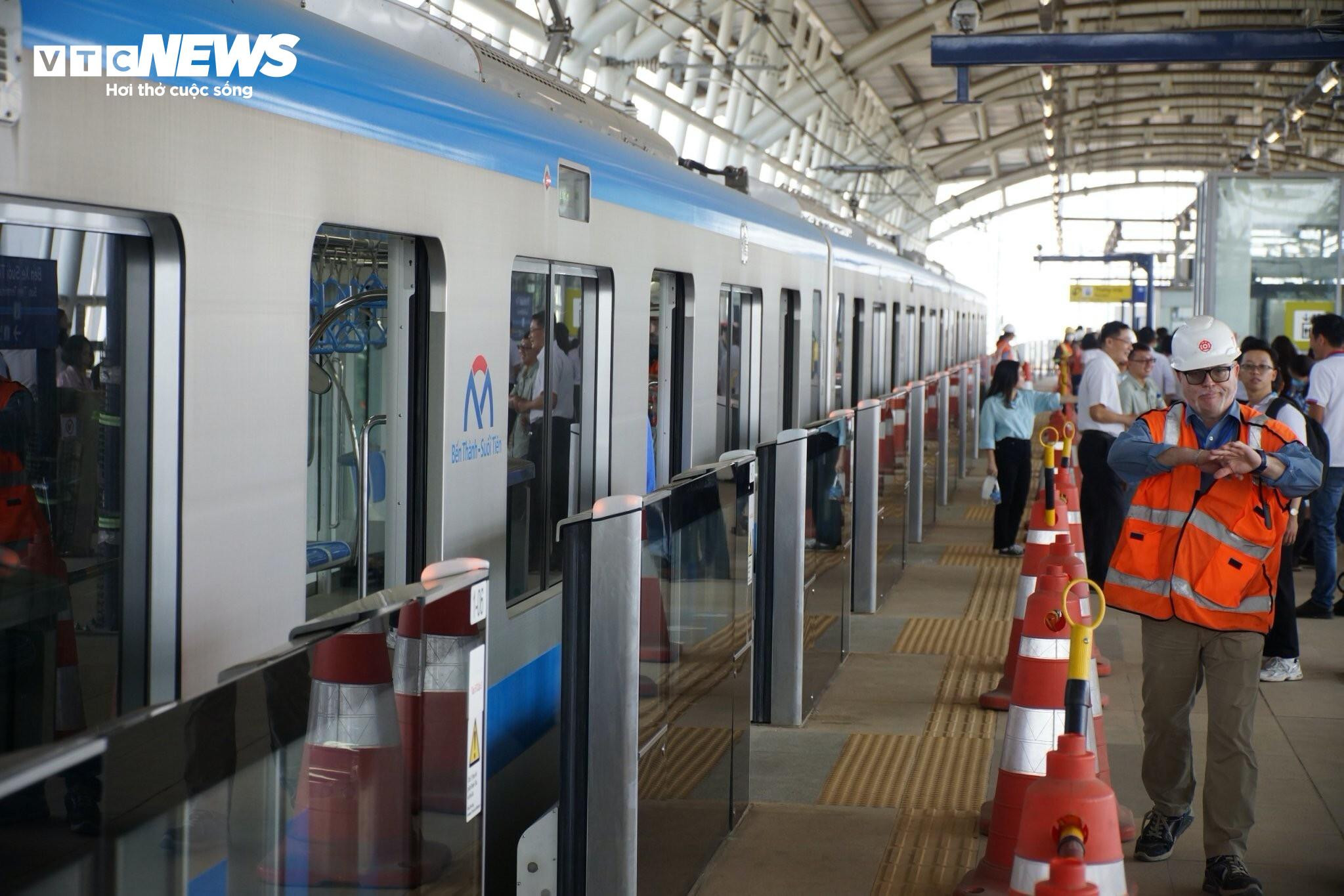 Hành khách ngắm nhìn TP.HCM trên chuyến tàu đặc biệt ngày cận Tết - 1