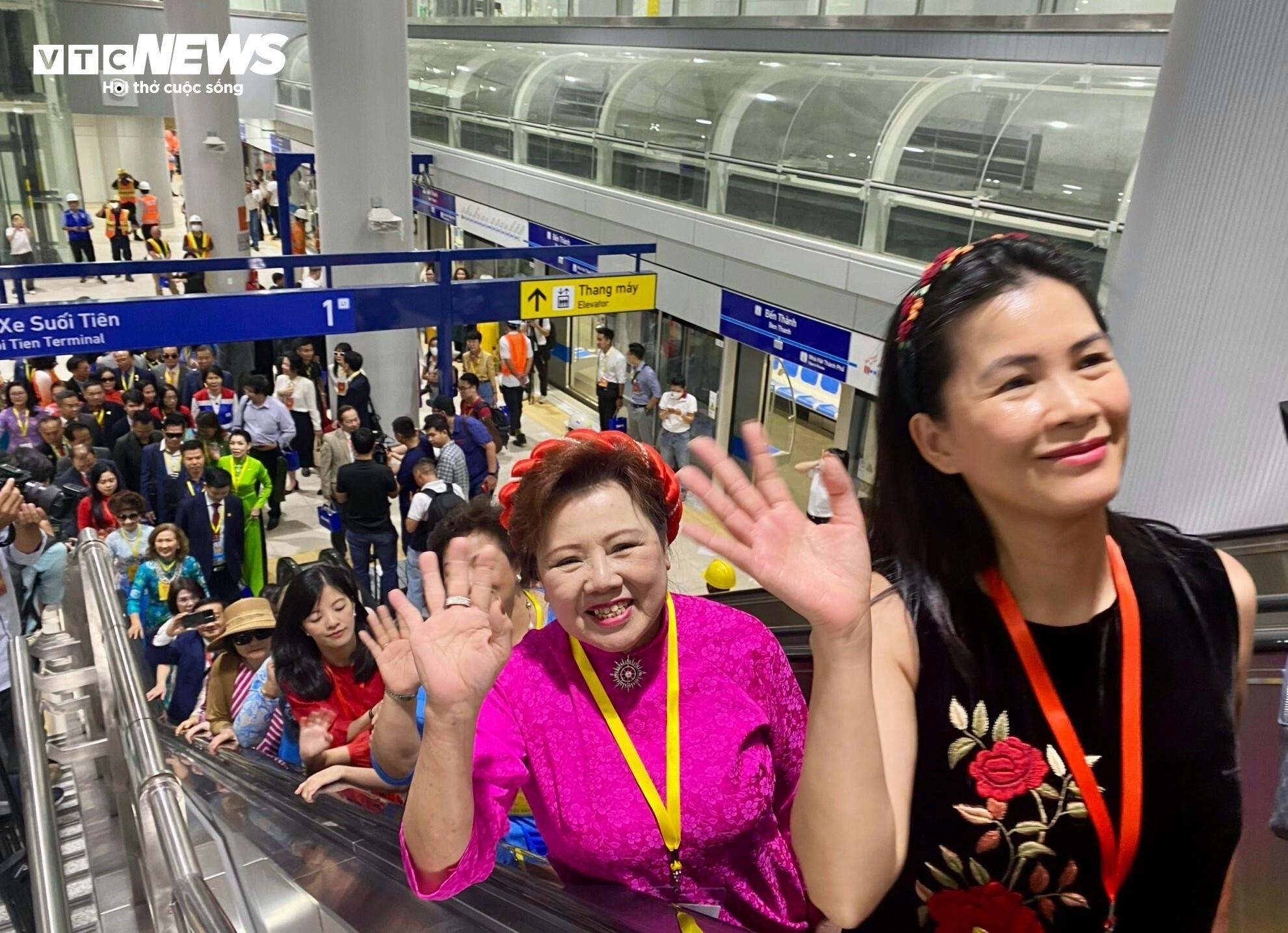 Hành khách ngắm nhìn TP.HCM trên chuyến tàu đặc biệt ngày cận Tết - 4