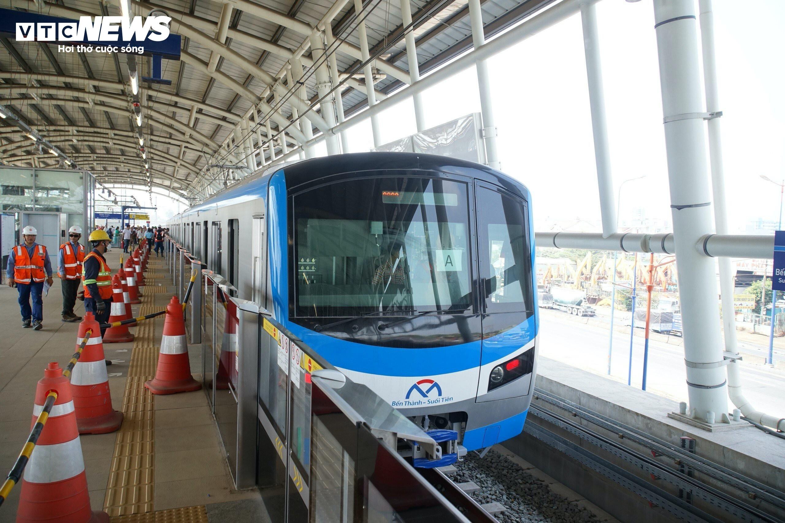 Hành khách ngắm nhìn TP.HCM trên chuyến tàu đặc biệt ngày cận Tết - 10