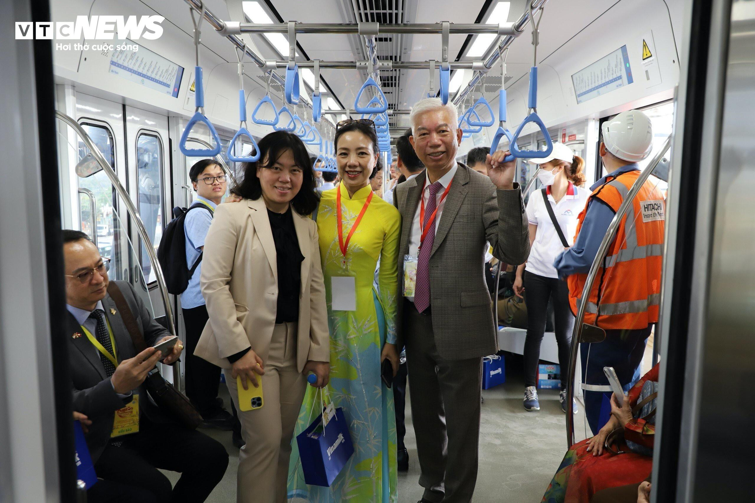 Hành khách ngắm nhìn TP.HCM trên chuyến tàu đặc biệt ngày cận Tết - 8