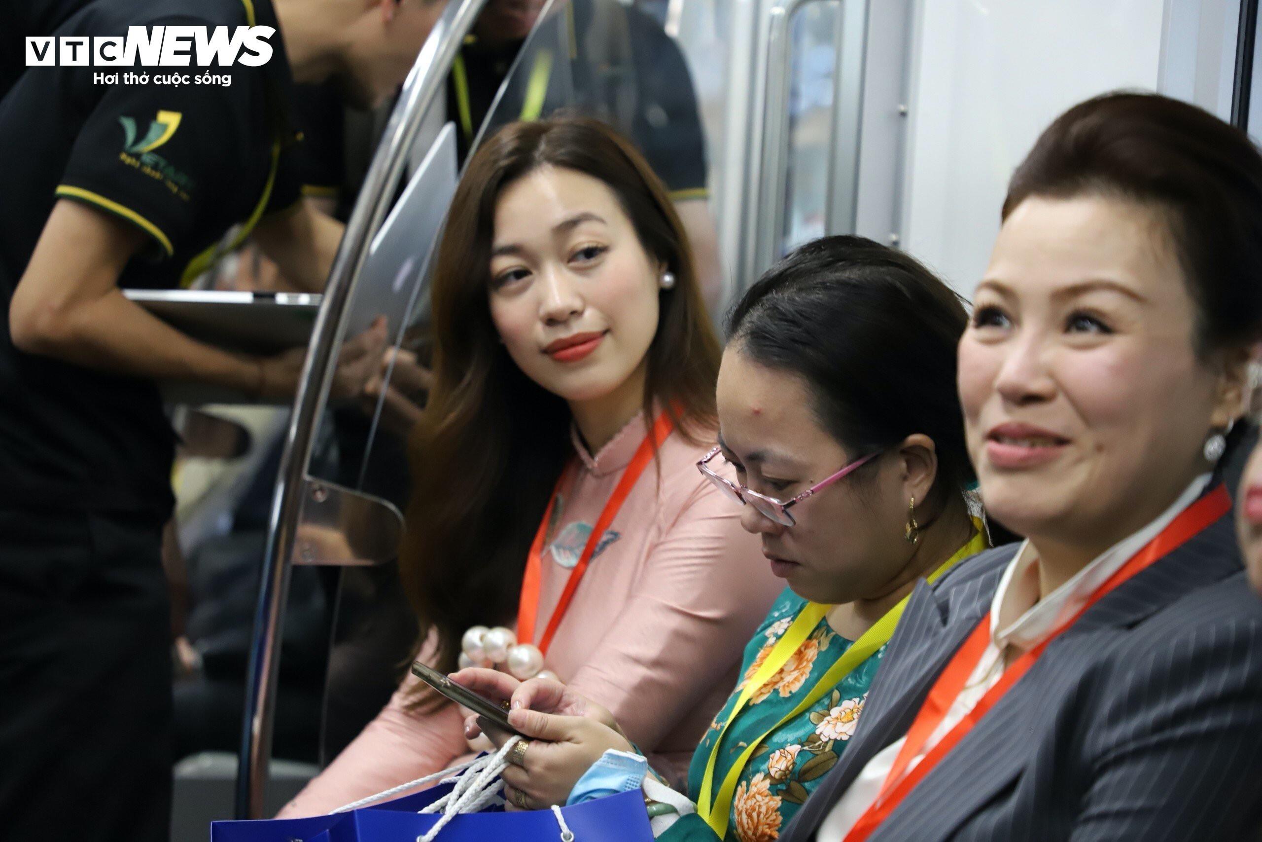 Hành khách ngắm nhìn TP.HCM trên chuyến tàu đặc biệt ngày cận Tết - 5