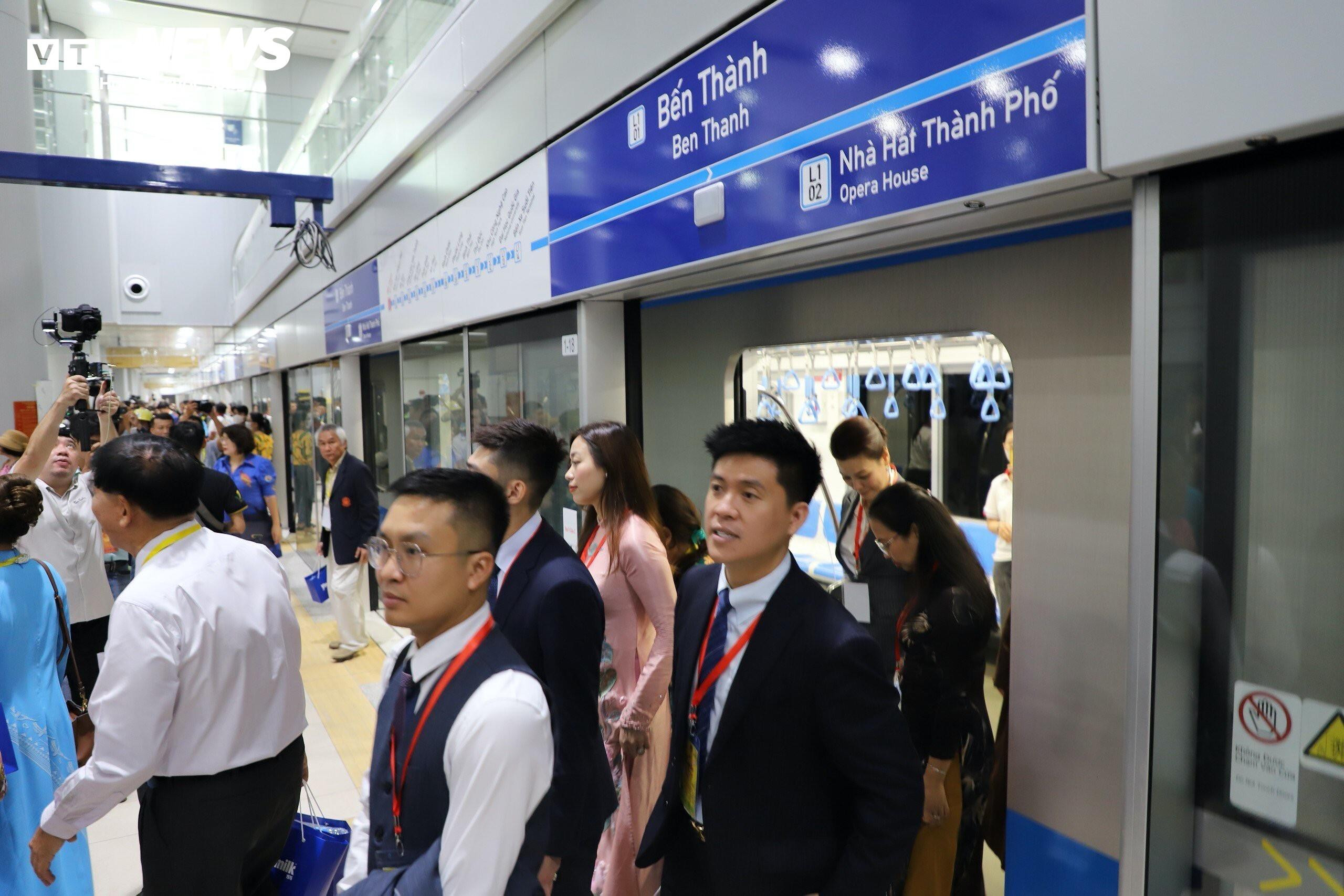 Hành khách ngắm nhìn TP.HCM trên chuyến tàu đặc biệt ngày cận Tết - 3