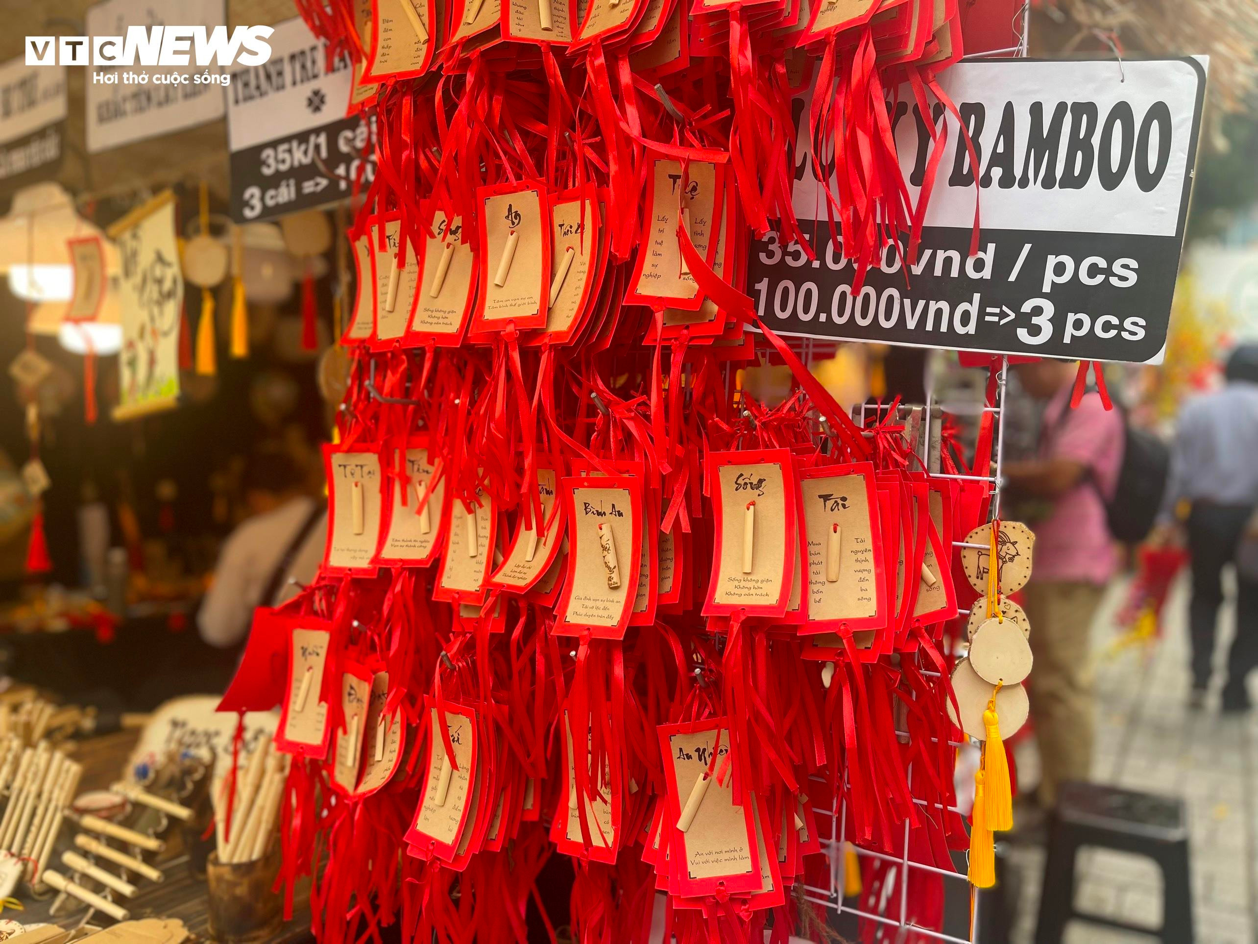 Chen chân chụp hình Tết tại Phố ông đồ TP.HCM - 12