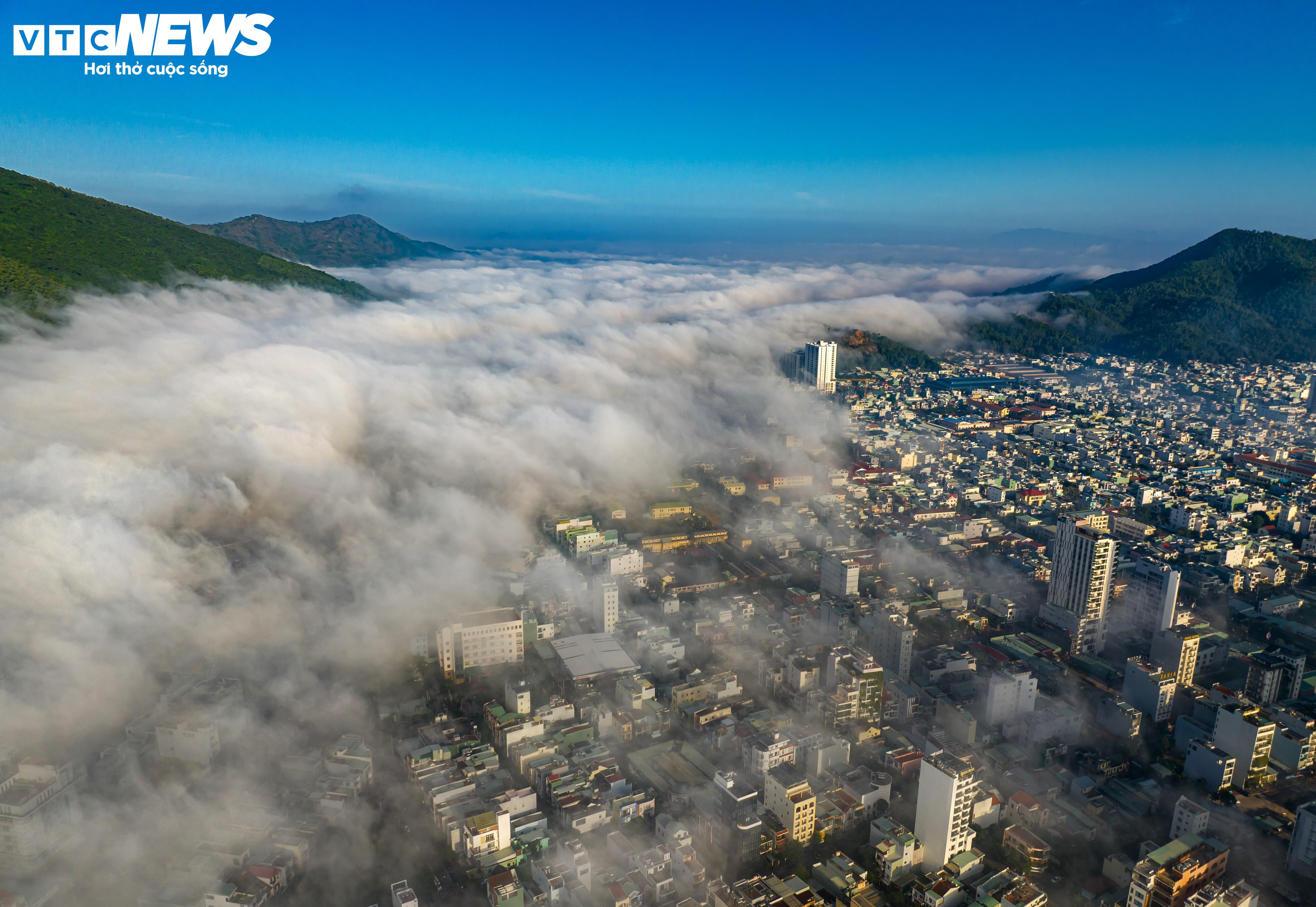 Sương mù giăng lối, người dân phố biển Quy Nhơn ngỡ đang ‘lạc bước’ Đà Lạt - 7