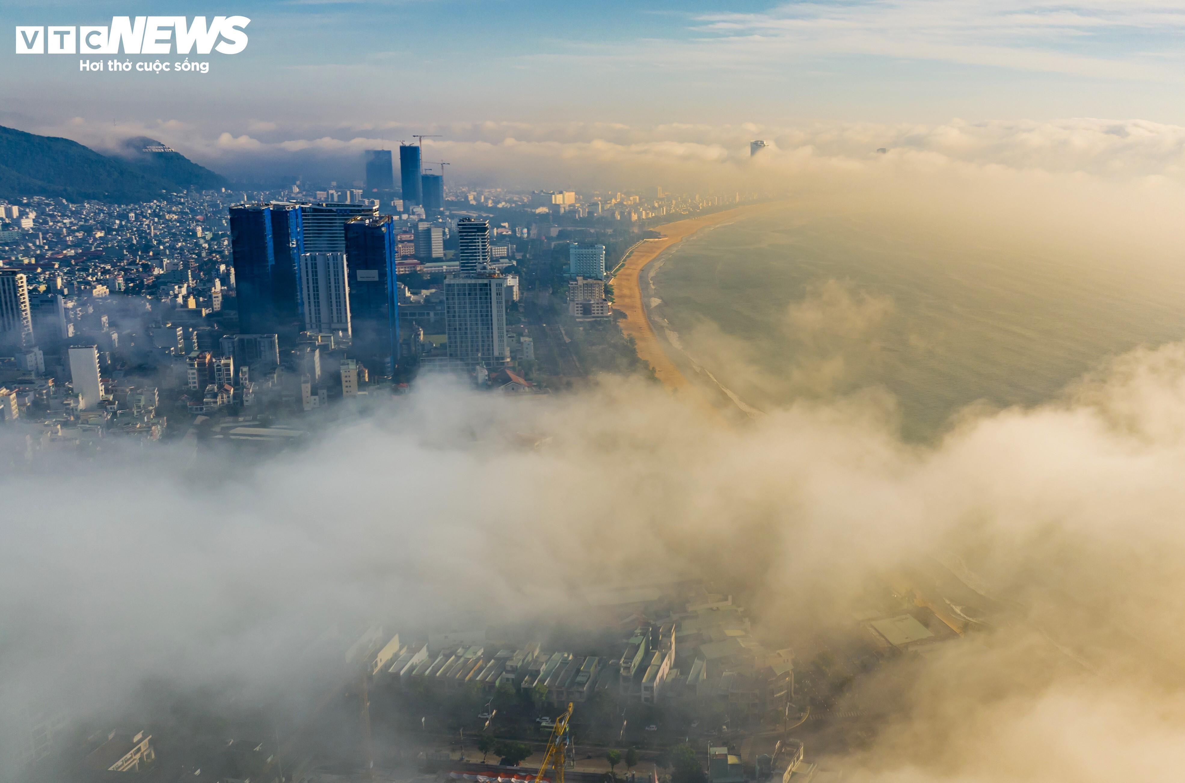 Sương mù giăng lối, người dân phố biển Quy Nhơn ngỡ đang ‘lạc bước’ Đà Lạt - 6