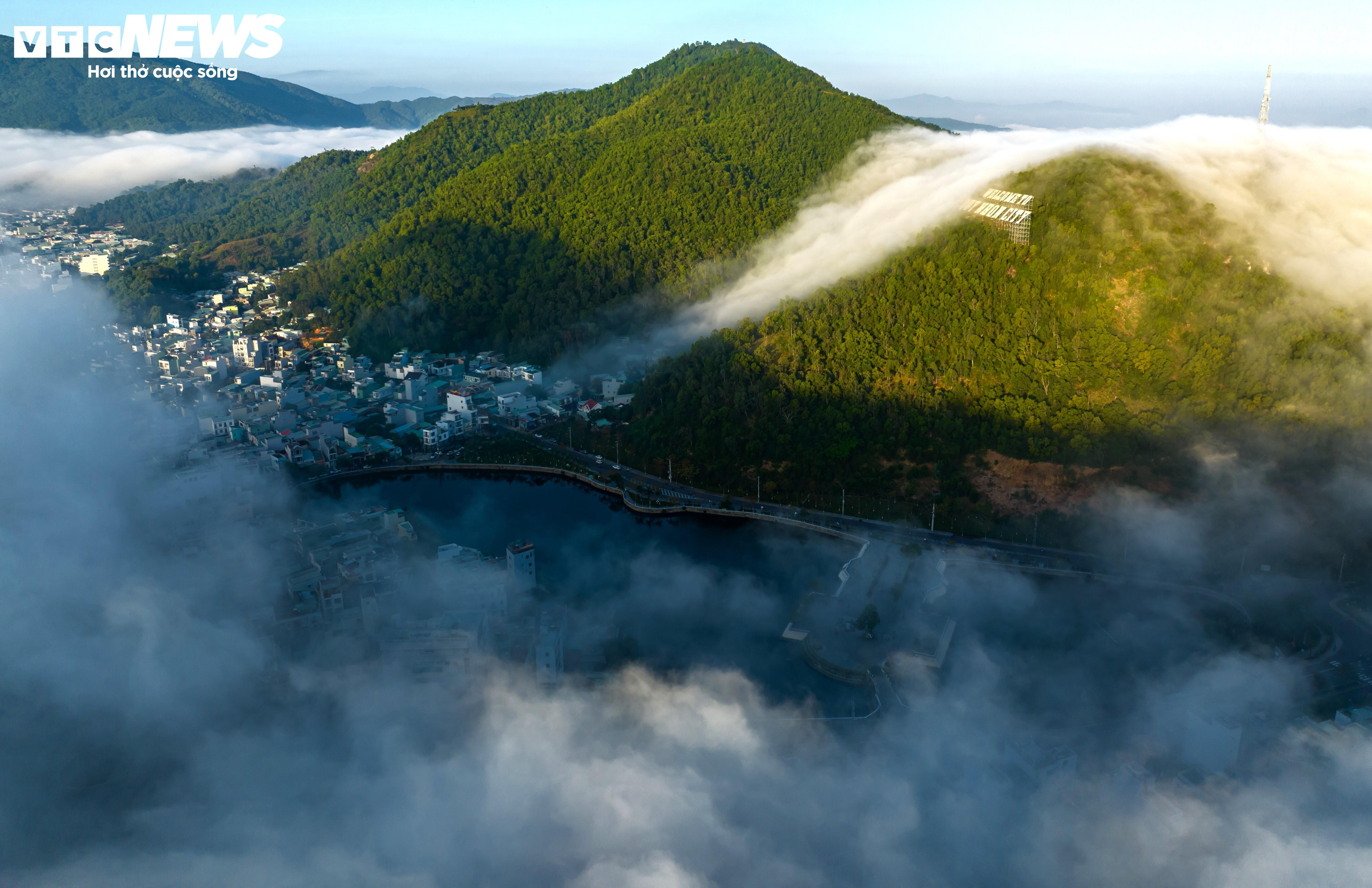 Sương mù giăng lối, người dân phố biển Quy Nhơn ngỡ đang ‘lạc bước’ Đà Lạt - 1