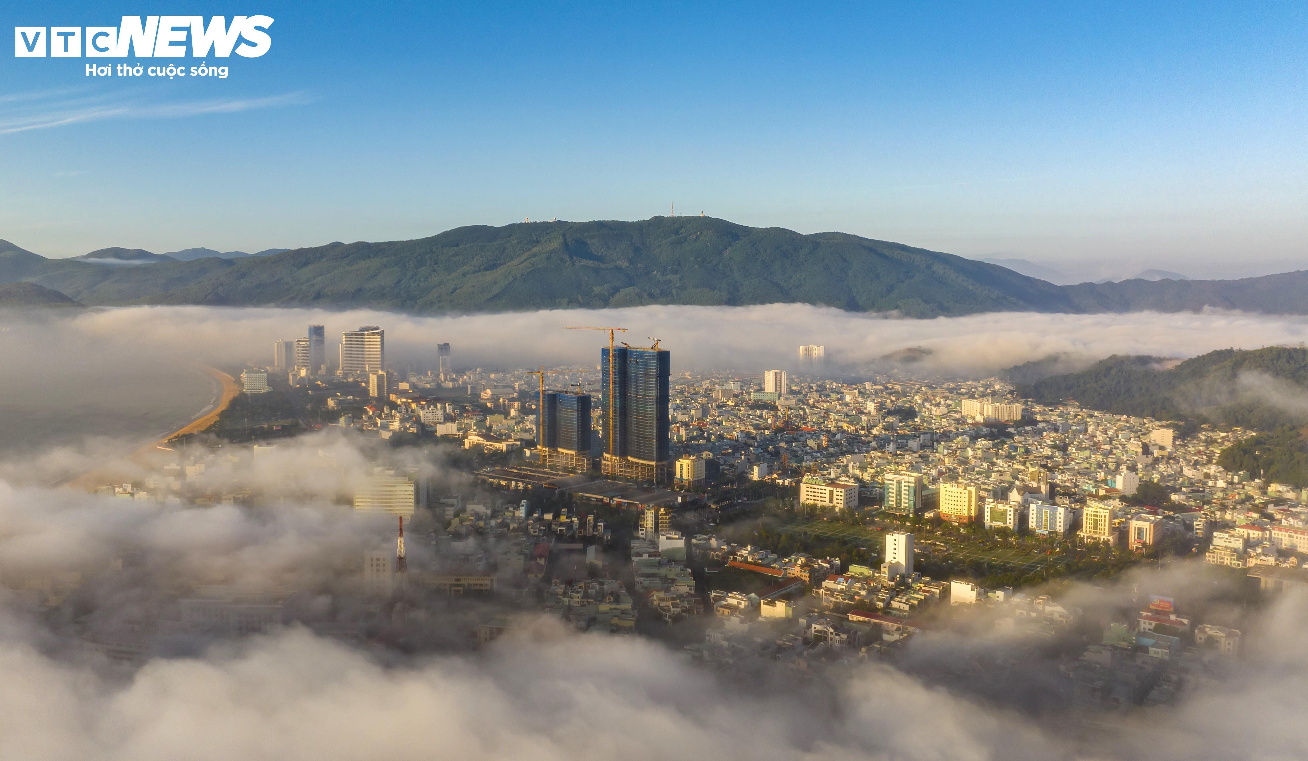 Sương mù giăng lối, người dân phố biển Quy Nhơn ngỡ đang ‘lạc bước’ Đà Lạt - 2
