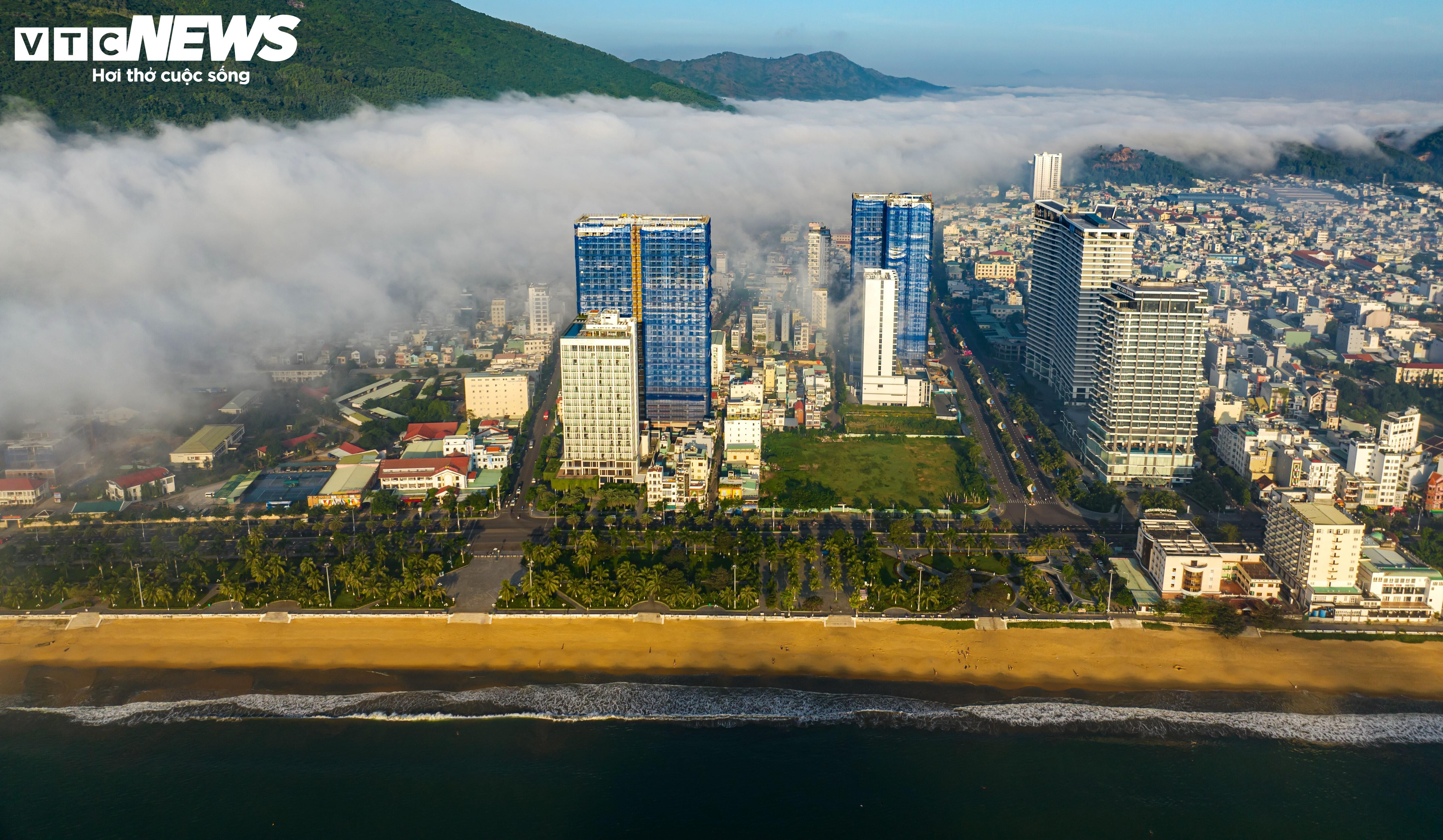 Sương mù giăng lối, người dân phố biển Quy Nhơn ngỡ đang ‘lạc bước’ Đà Lạt - 5