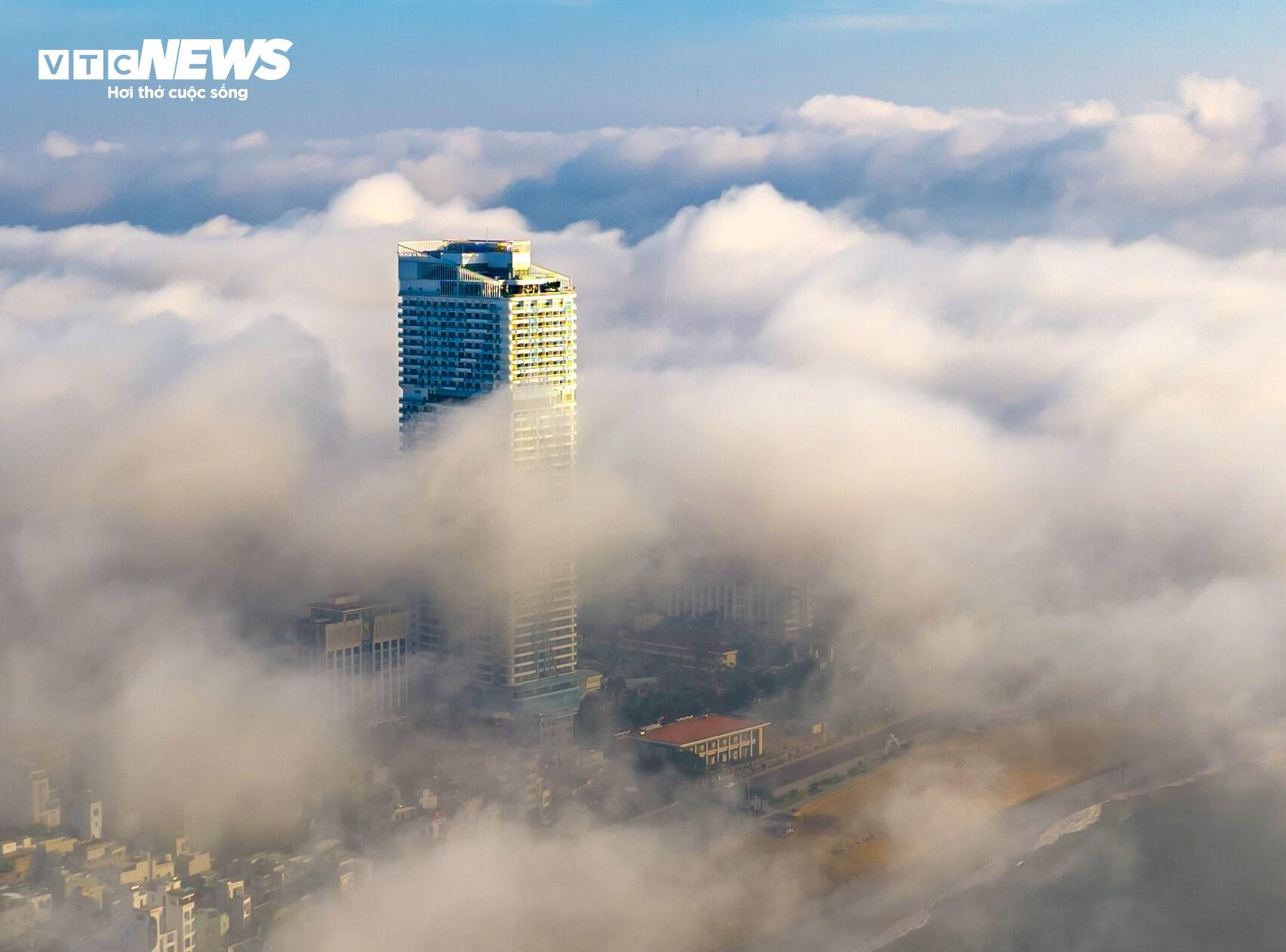 Sương mù giăng lối, người dân phố biển Quy Nhơn ngỡ đang ‘lạc bước’ Đà Lạt - 4