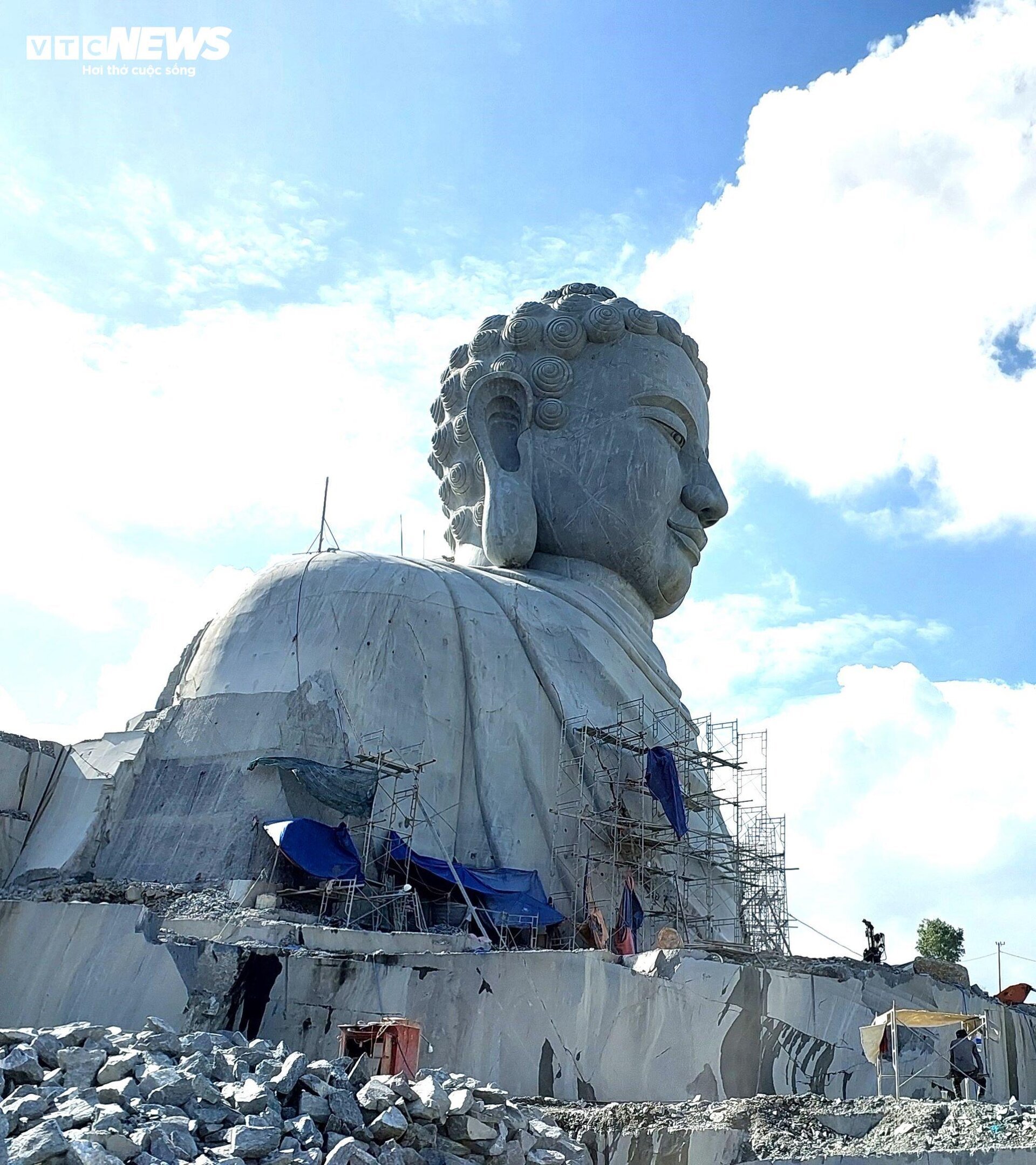 Độc đáo tượng Phật khổng lồ ‘mọc’ lên giữa núi đá ở Đà Nẵng - 1