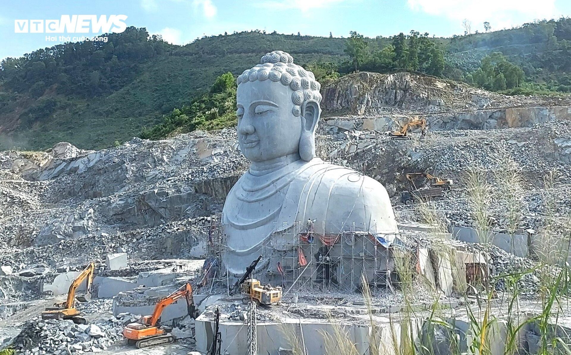 Độc đáo tượng Phật khổng lồ ‘mọc’ lên giữa núi đá ở Đà Nẵng - 8