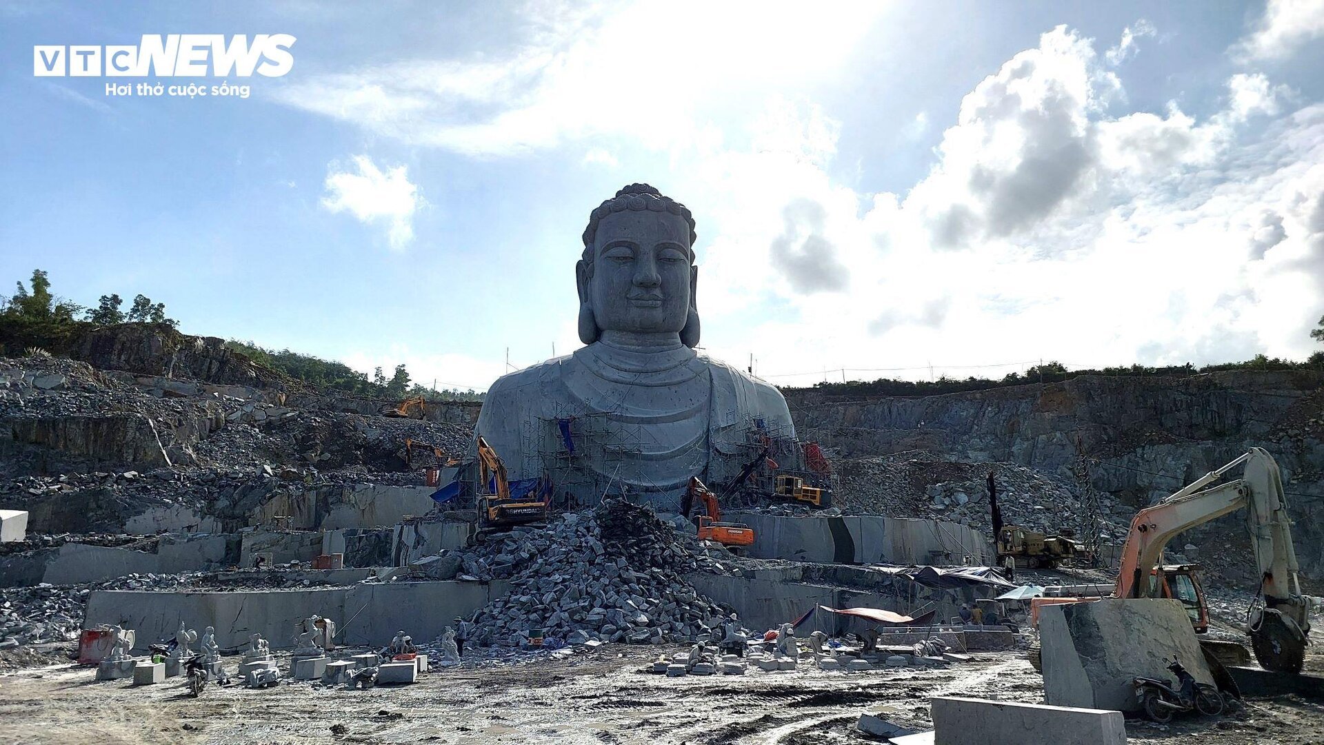 Độc đáo tượng Phật khổng lồ ‘mọc’ lên giữa núi đá ở Đà Nẵng - 3