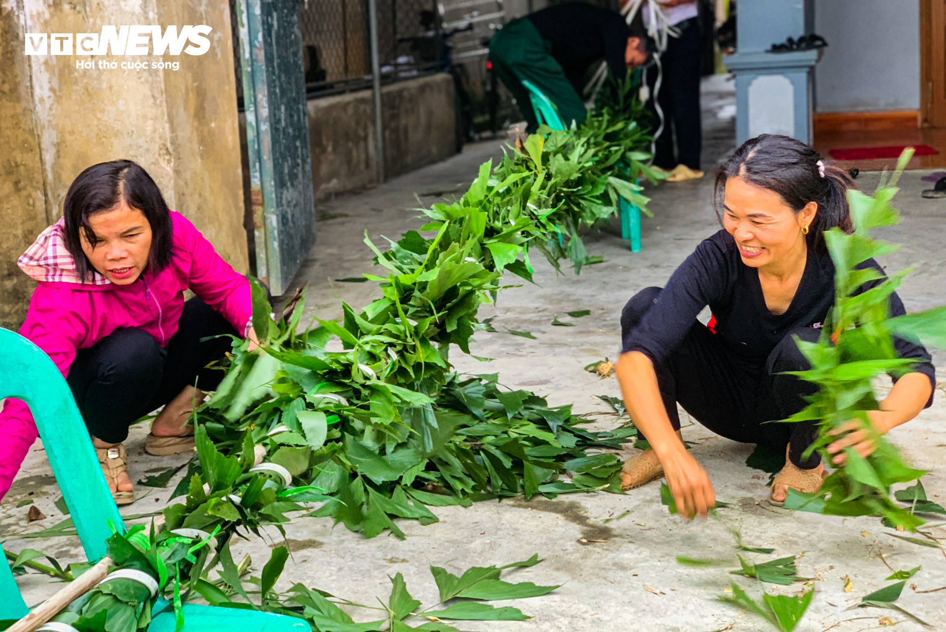 Bỏ túi tiền triệu mỗi ngày từ dịch vụ làm cây ‘trừ tà’ - 7