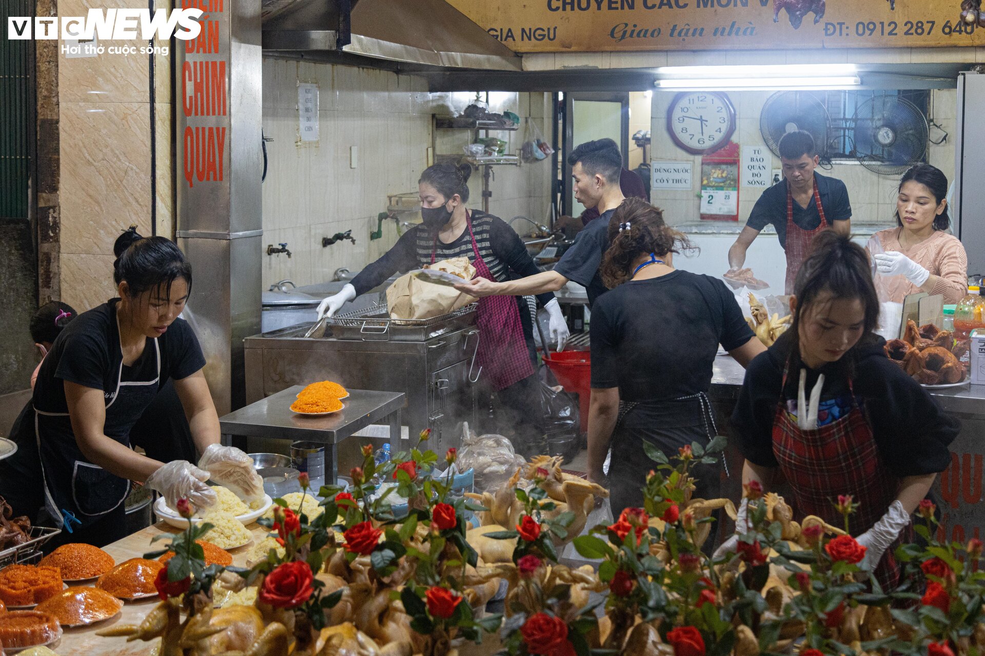 Trời Hà Nội mịt mù sương, chợ vẫn đông người sắm lễ ông Công ông Táo từ sáng sớm - 4