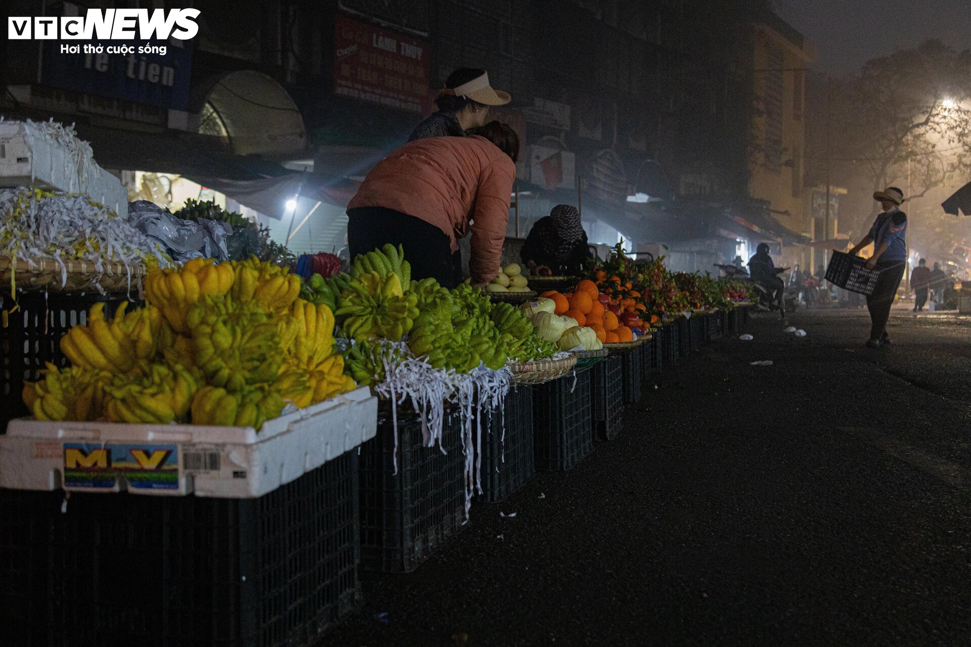 Trời Hà Nội mịt mù sương, chợ vẫn đông người sắm lễ ông Công ông Táo từ sáng sớm - 1