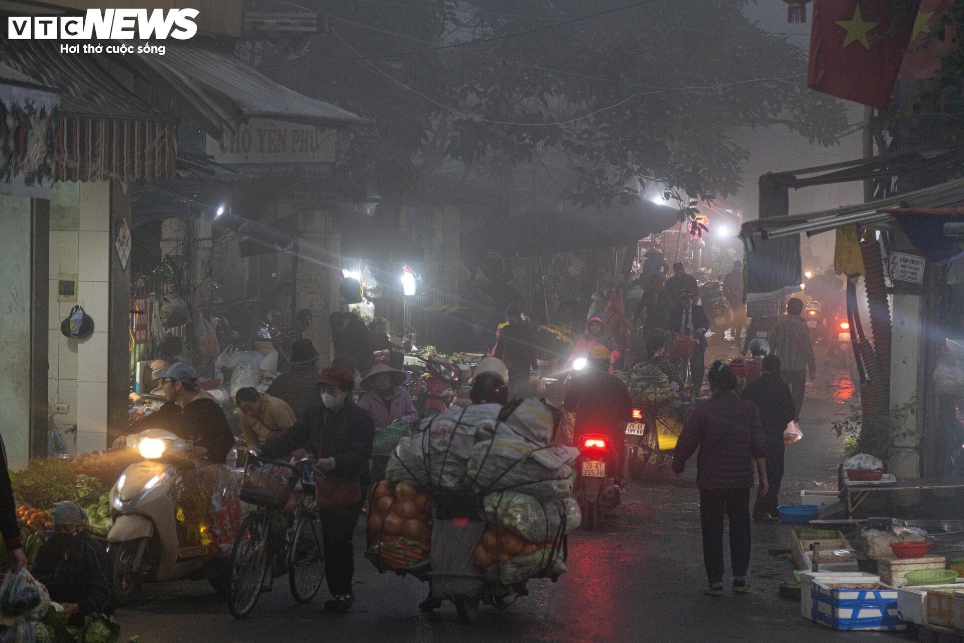 Trời Hà Nội mịt mù sương, chợ vẫn đông người sắm lễ ông Công ông Táo từ sáng sớm - 3