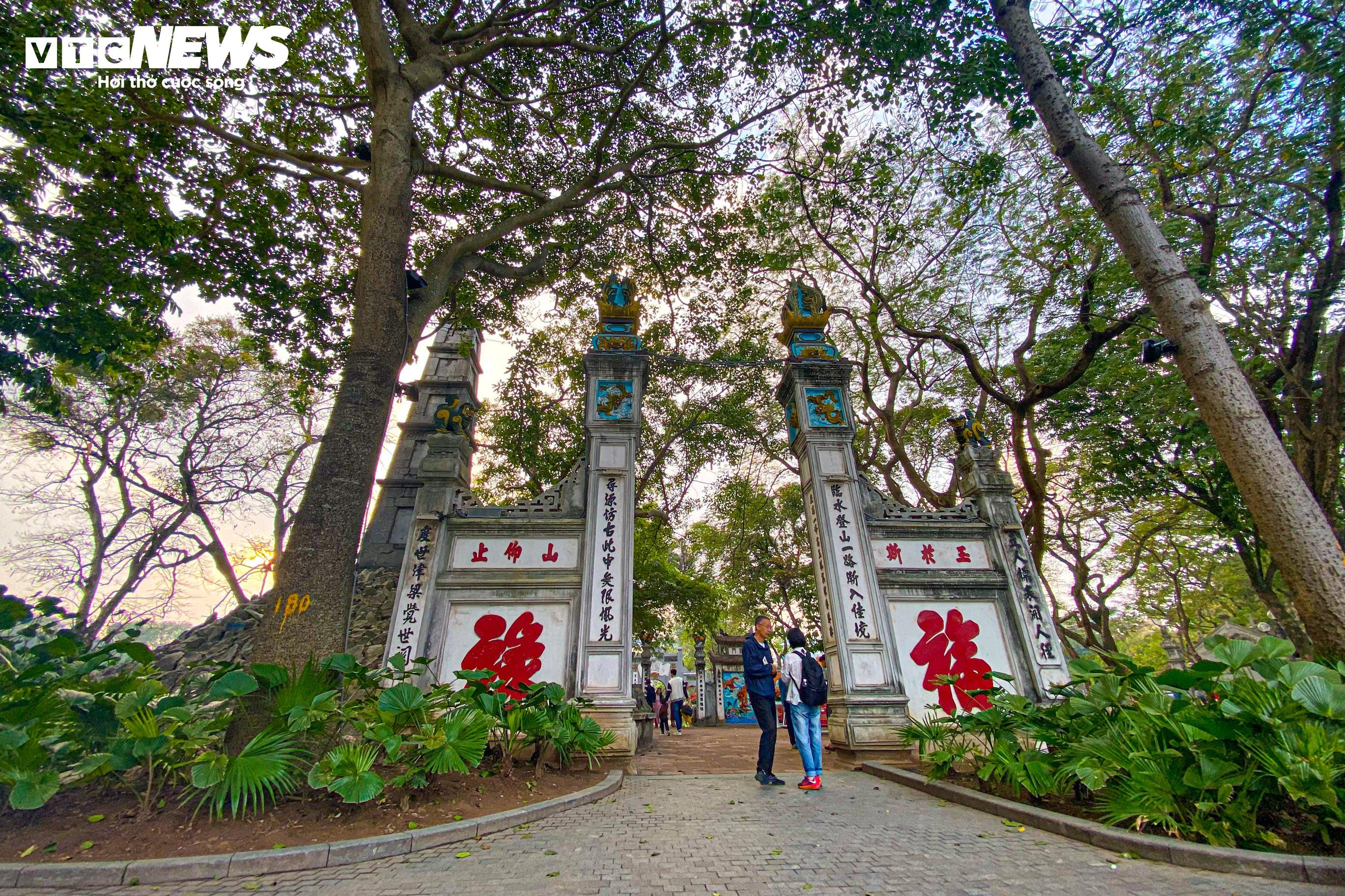 Du xuân Giáp Thìn cùng những danh thắng tâm linh nổi tiếng Hà Nội - 17