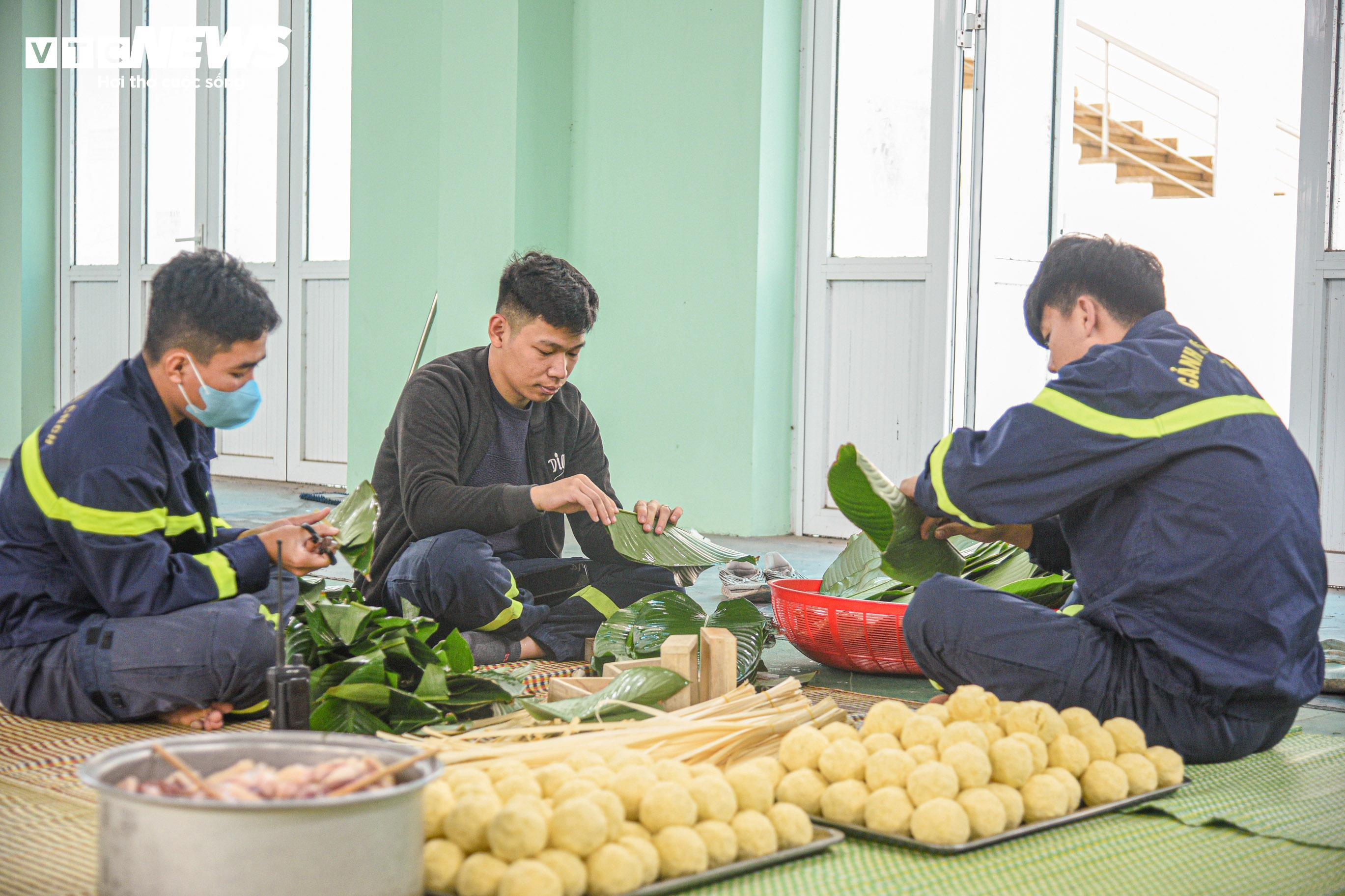 Chiến sĩ công an vừa trực chiến vừa gói bánh chưng tặng người nghèo dịp Tết - 6