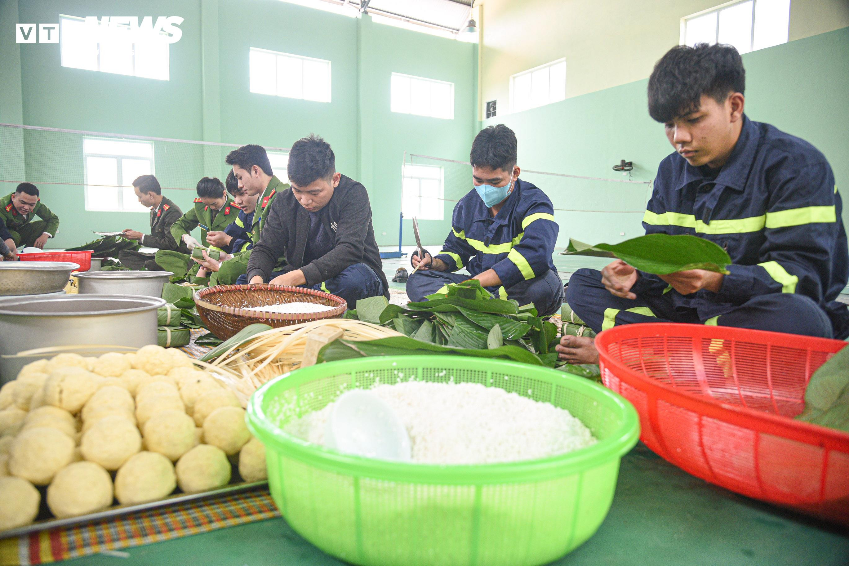 Chiến sĩ công an vừa trực chiến vừa gói bánh chưng tặng người nghèo dịp Tết - 2