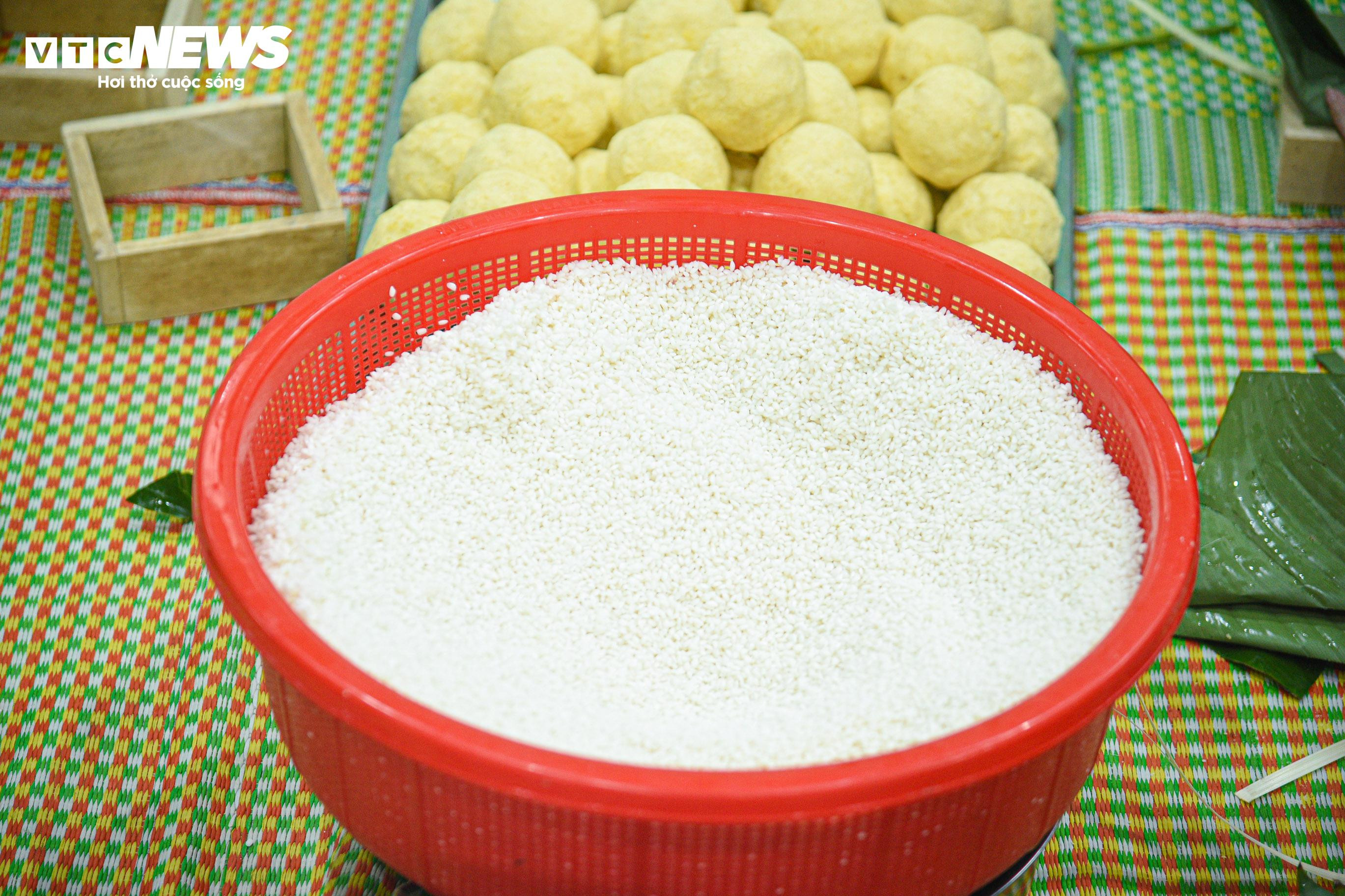 Chiến sĩ công an vừa trực chiến vừa gói bánh chưng tặng người nghèo dịp Tết - 5