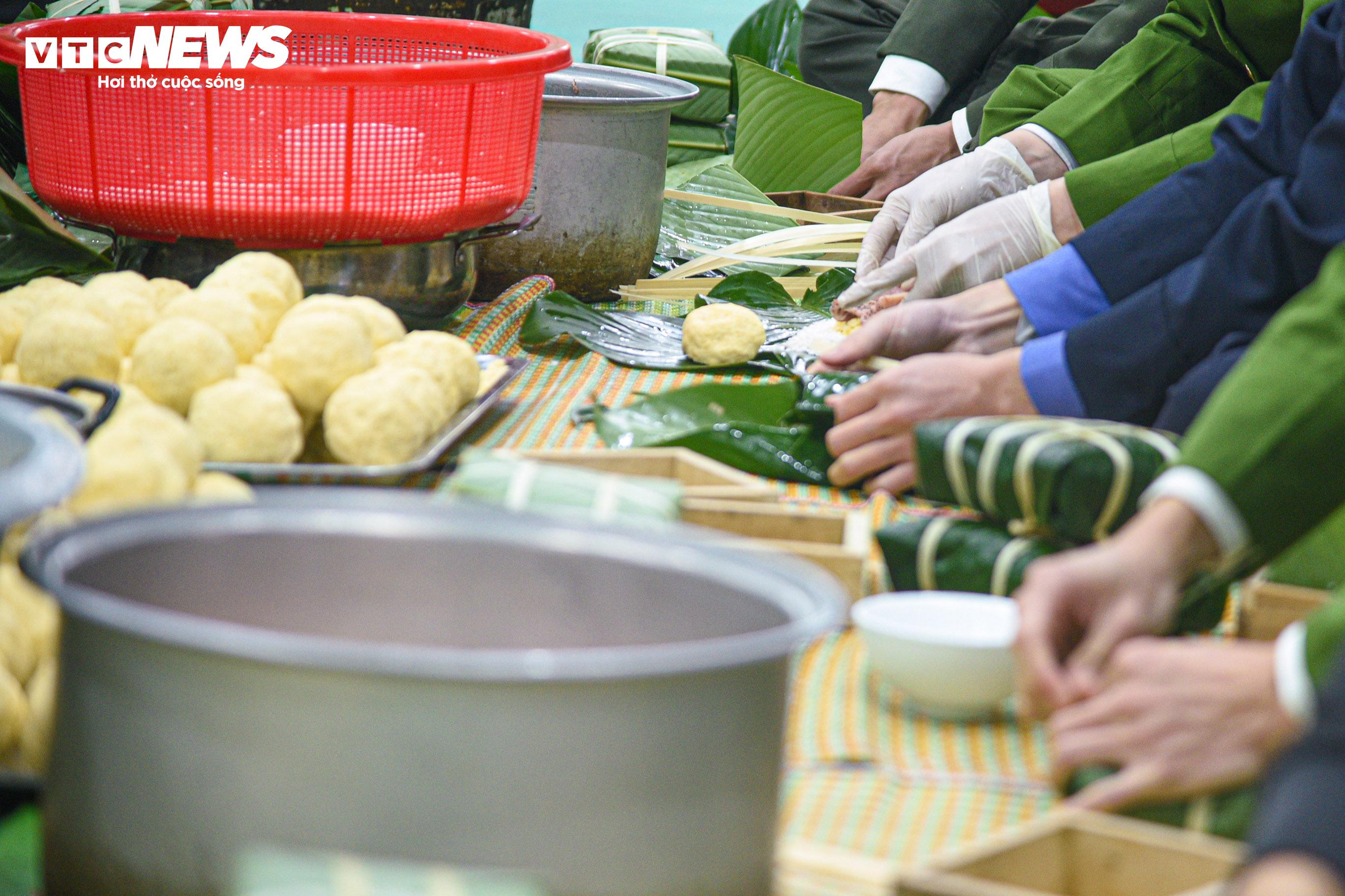 Chiến sĩ công an vừa trực chiến vừa gói bánh chưng tặng người nghèo dịp Tết - 9