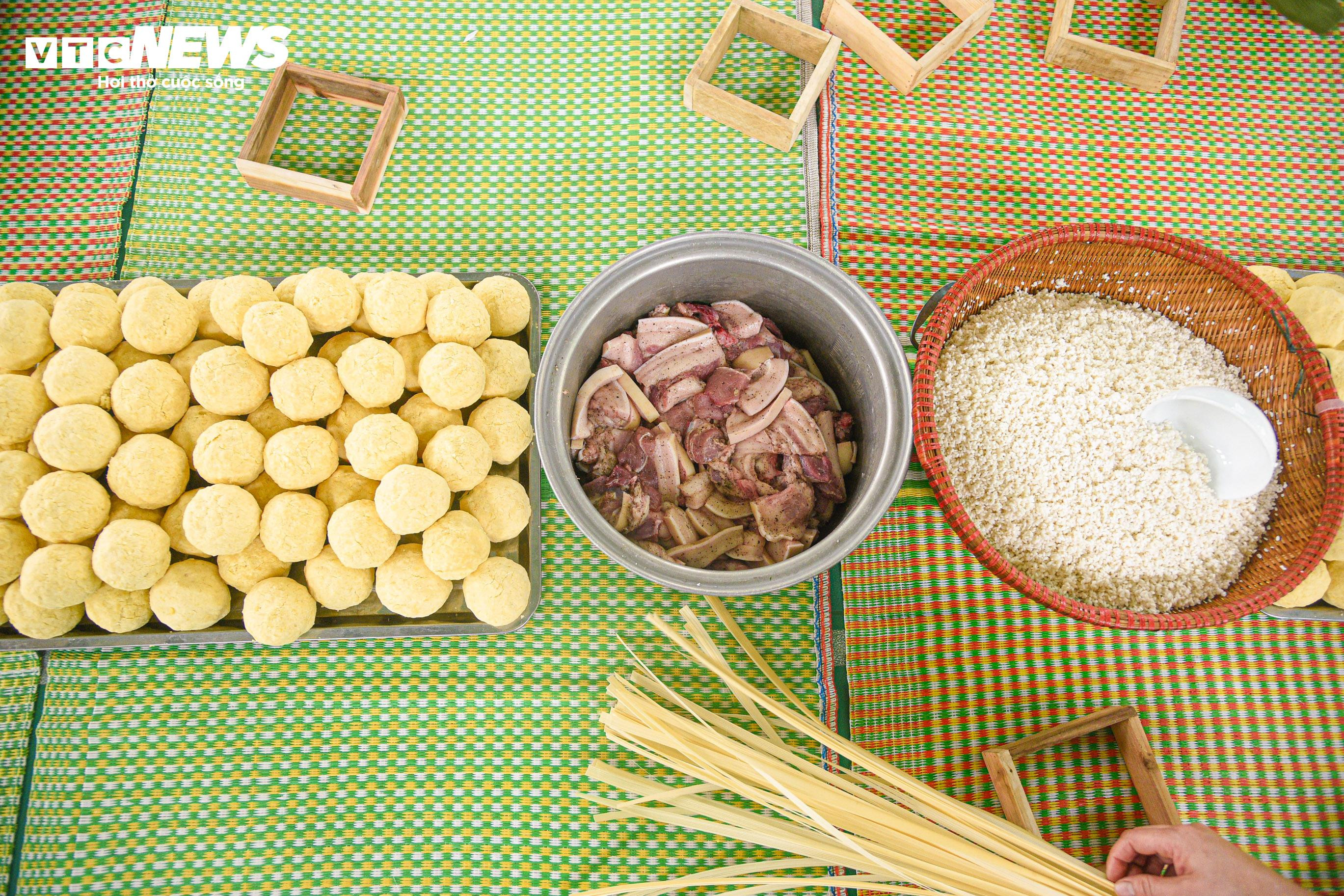 Chiến sĩ công an vừa trực chiến vừa gói bánh chưng tặng người nghèo dịp Tết - 4